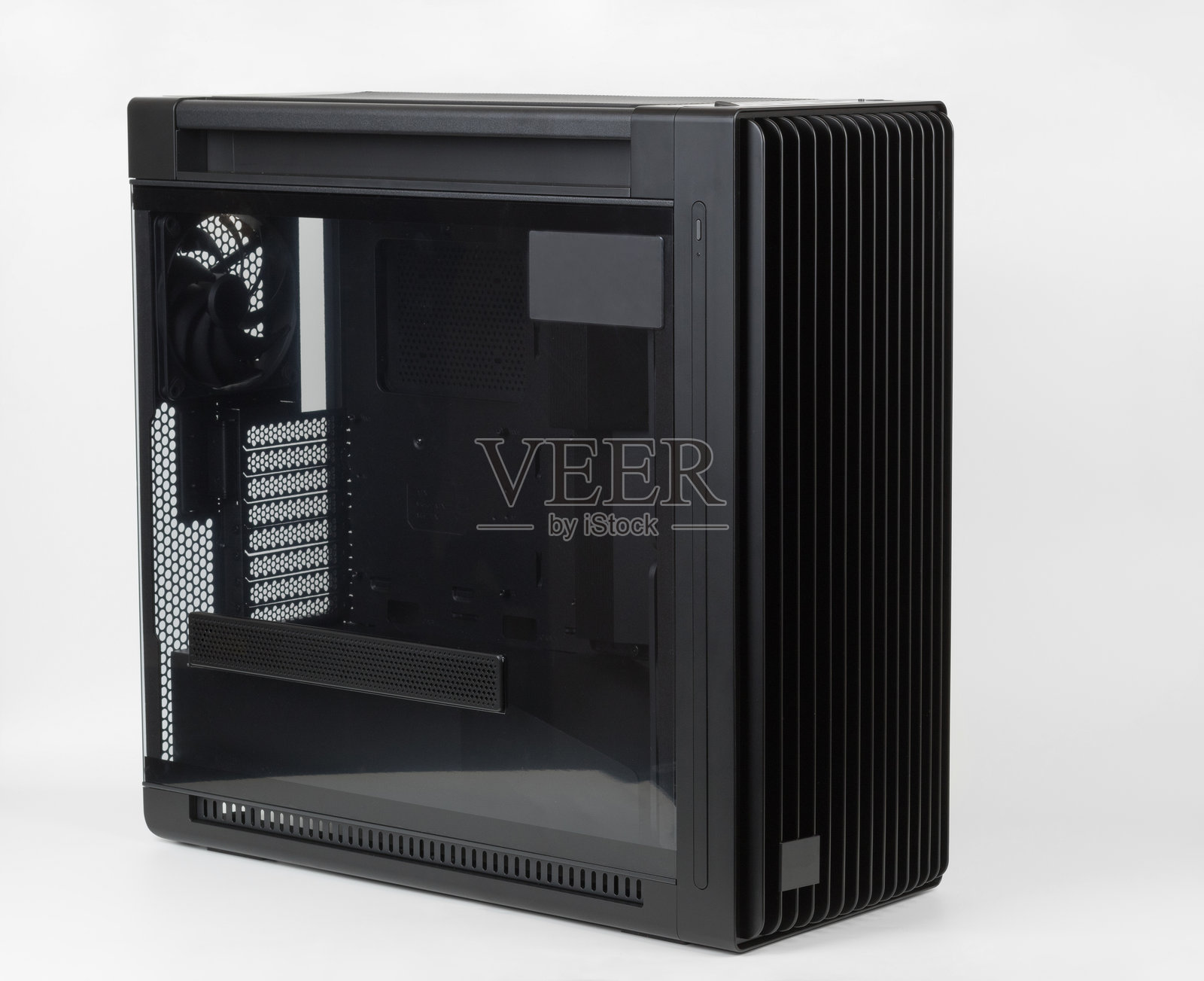 空侧视图的大型机箱，机箱左侧的钢化玻璃面板带有网状窗口，以帮助显卡散热。照片摄影图片