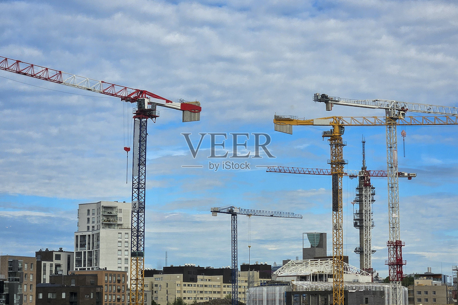 高楼起重机和多层建筑的施工现场景观照片摄影图片