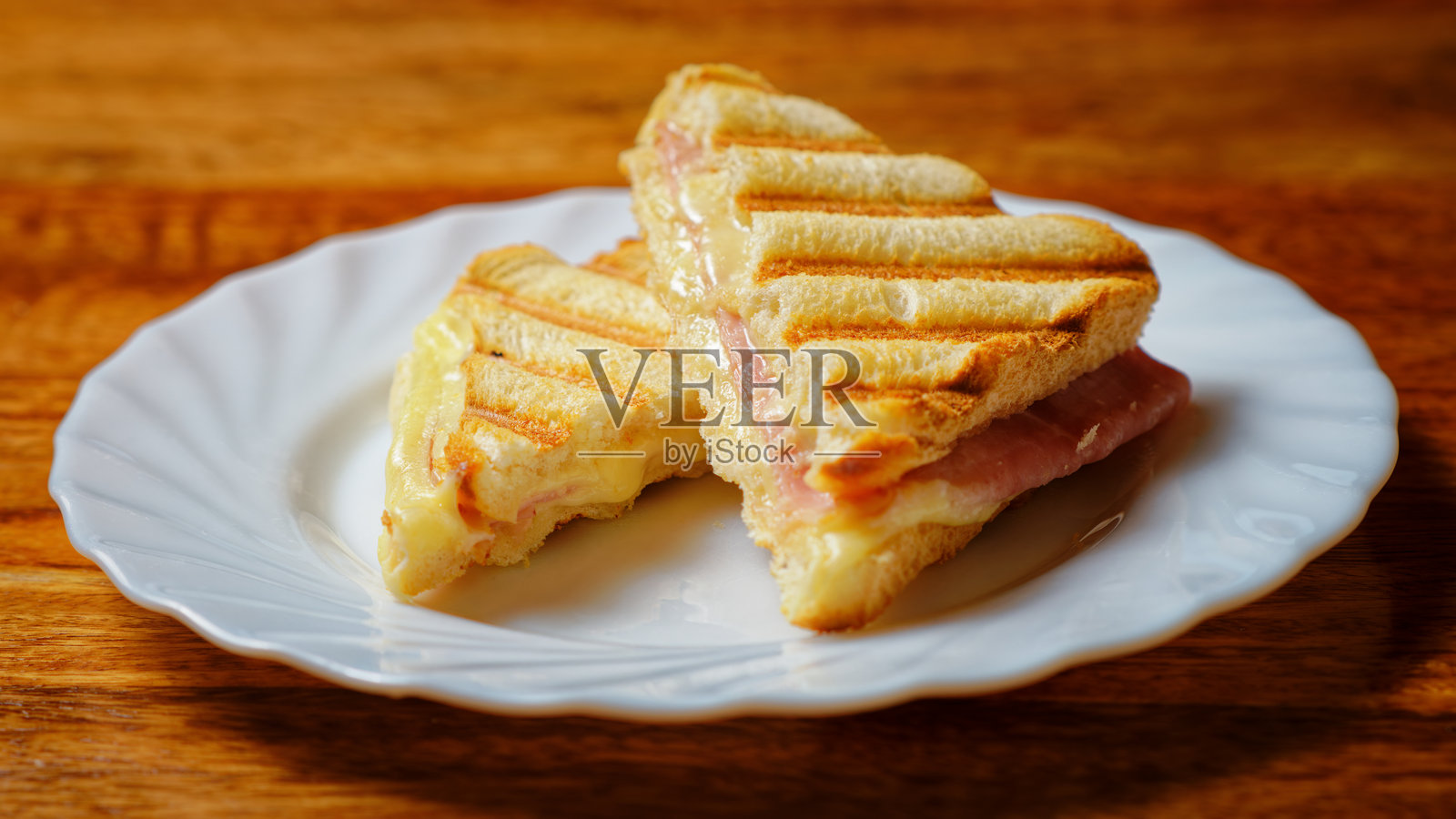 盘子上的火腿奶酪吐司照片摄影图片