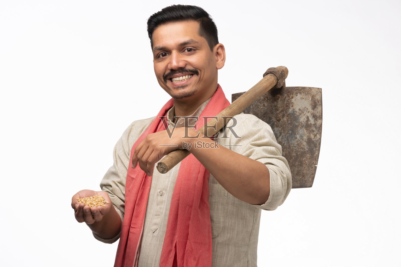 穿着库尔塔的印度年轻农民在白色背景下展示谷物的库存照片照片摄影图片