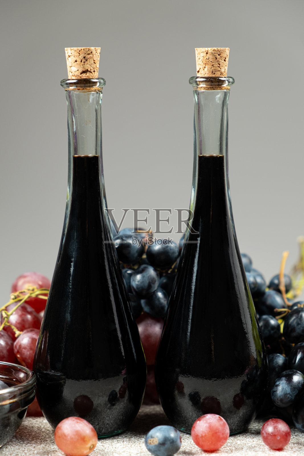 瓶装香醋与葡萄相伴照片摄影图片