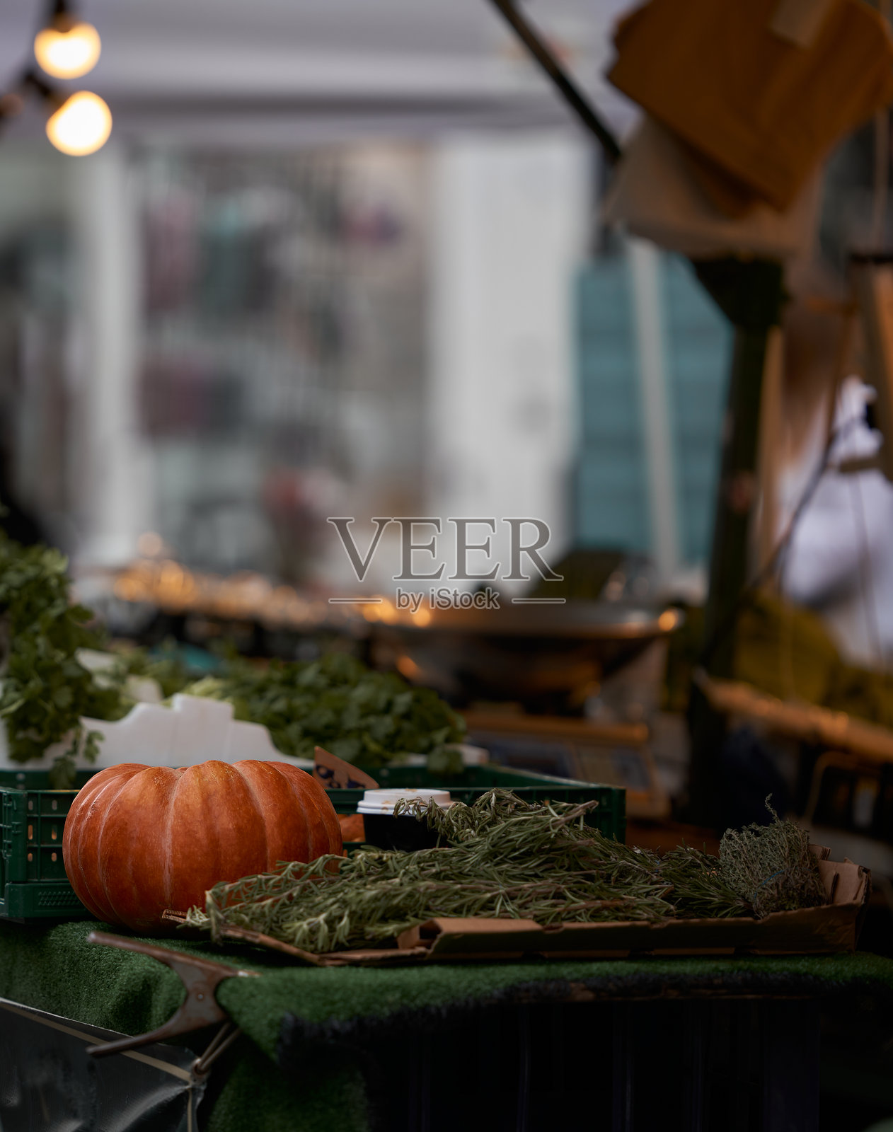 当地市场的新鲜农产品和秋季收获，展示了生动的色彩和季节性商品照片摄影图片