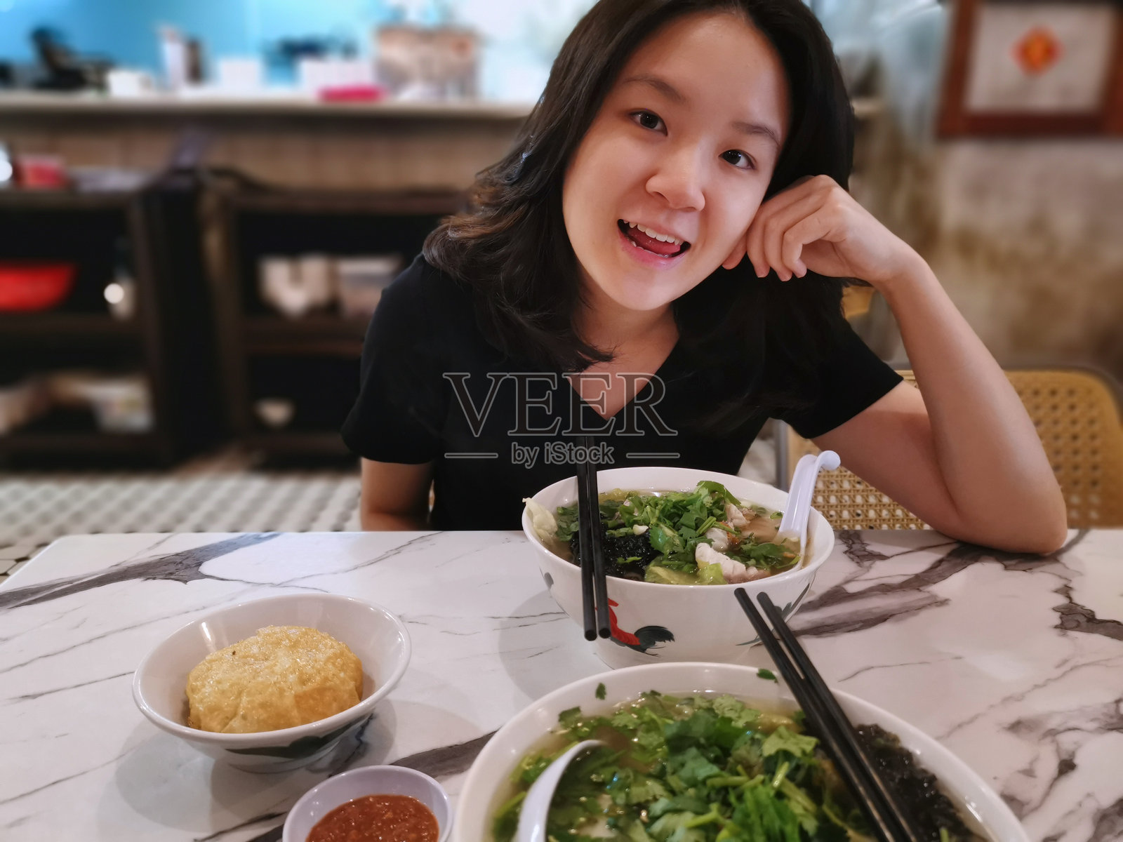 在餐厅用餐照片摄影图片