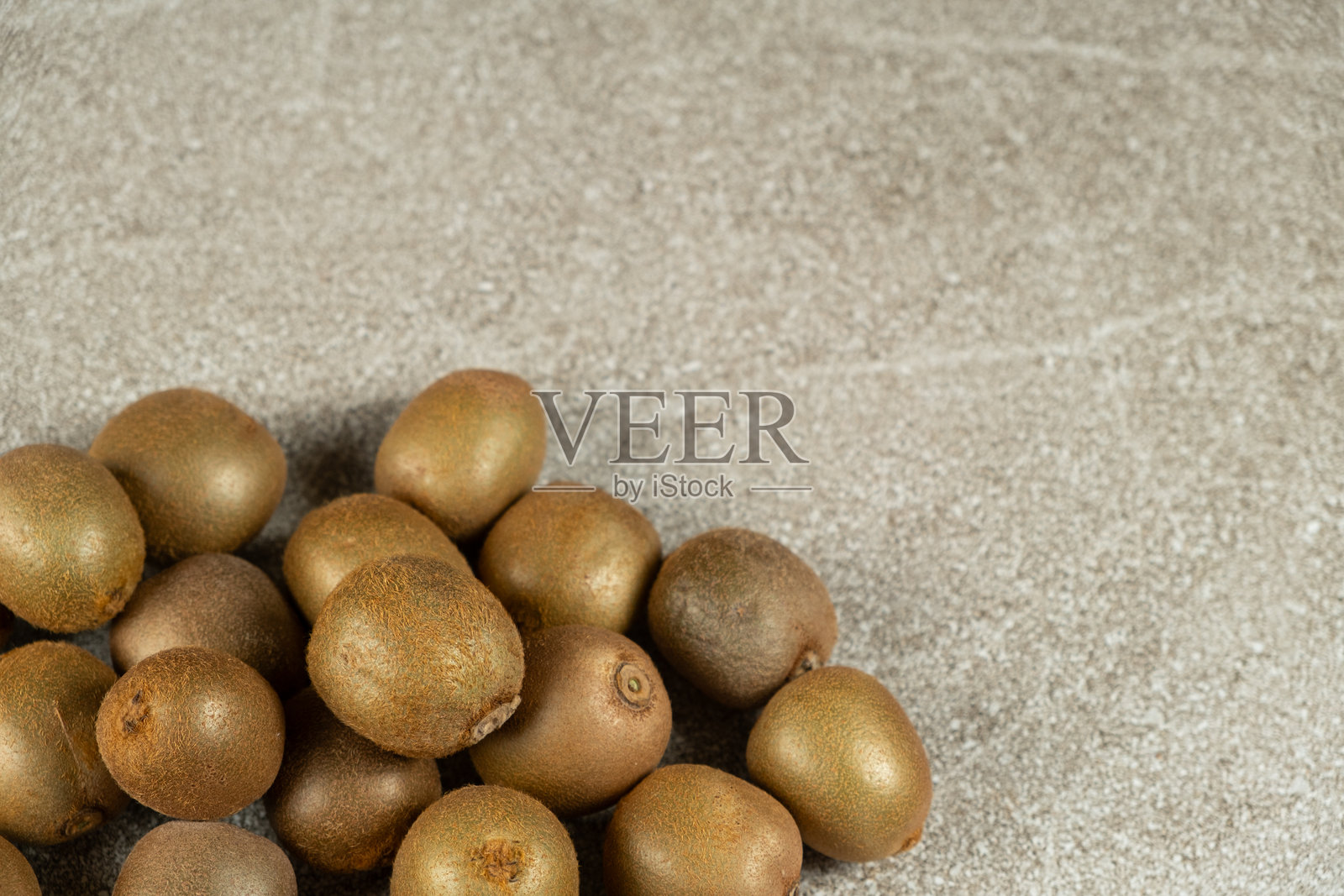 许多完整的未去皮猕猴桃，留白供文字使用照片摄影图片