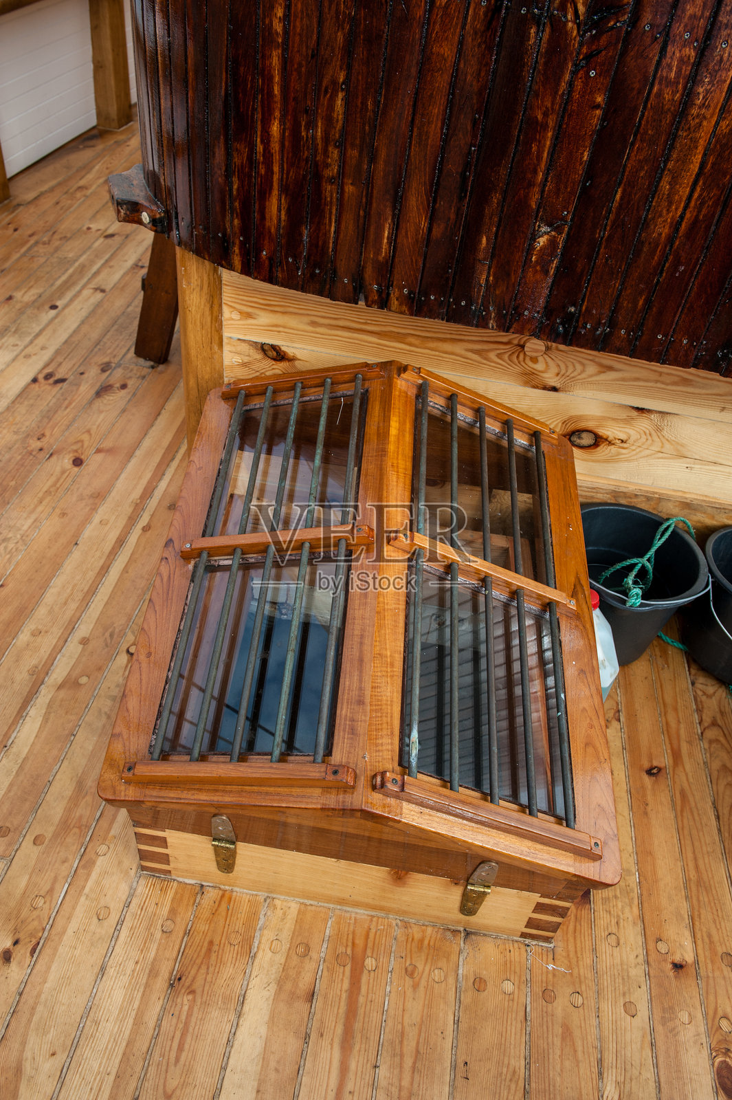 木船甲板上的天窗，带有铁栅玻璃面板。照片摄影图片