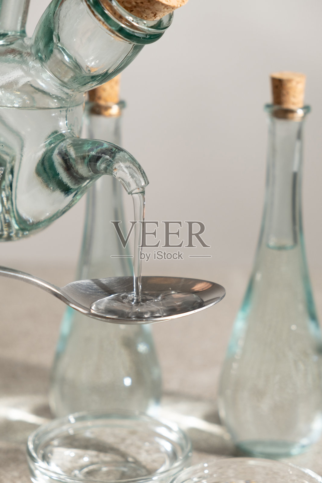 白醋被倒入勺子中照片摄影图片