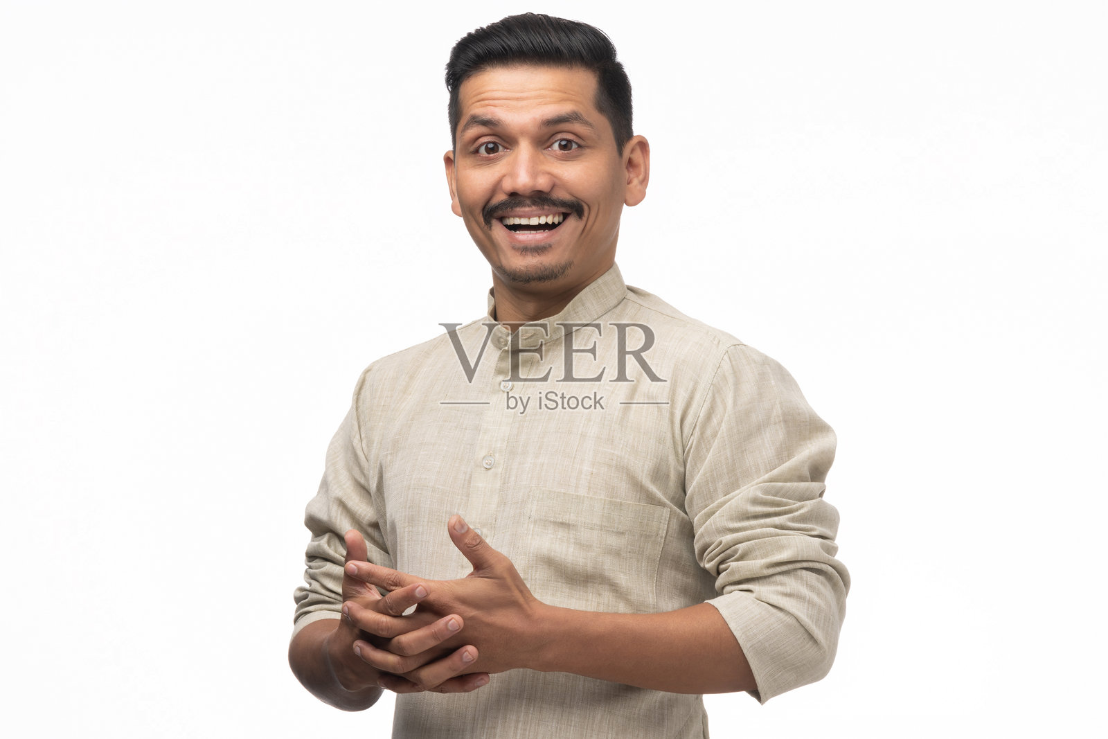 年轻印度男子穿着库尔塔的肖像，背景为白色照片摄影图片