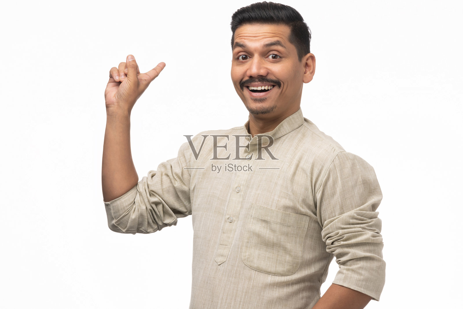 年轻印度男子穿着库尔塔的肖像，背景为白色照片摄影图片