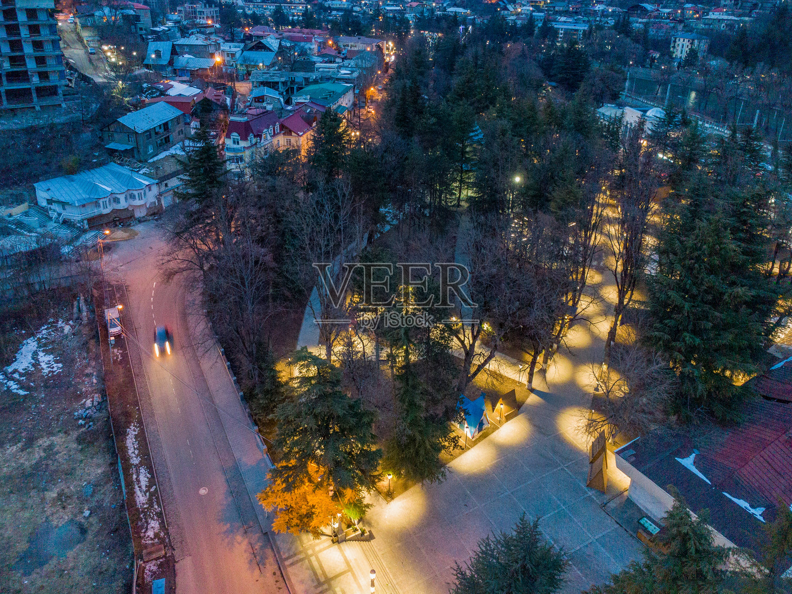 博尔乔米度假区的鸟瞰图，包括灯光照明的博尔乔米公园照片摄影图片