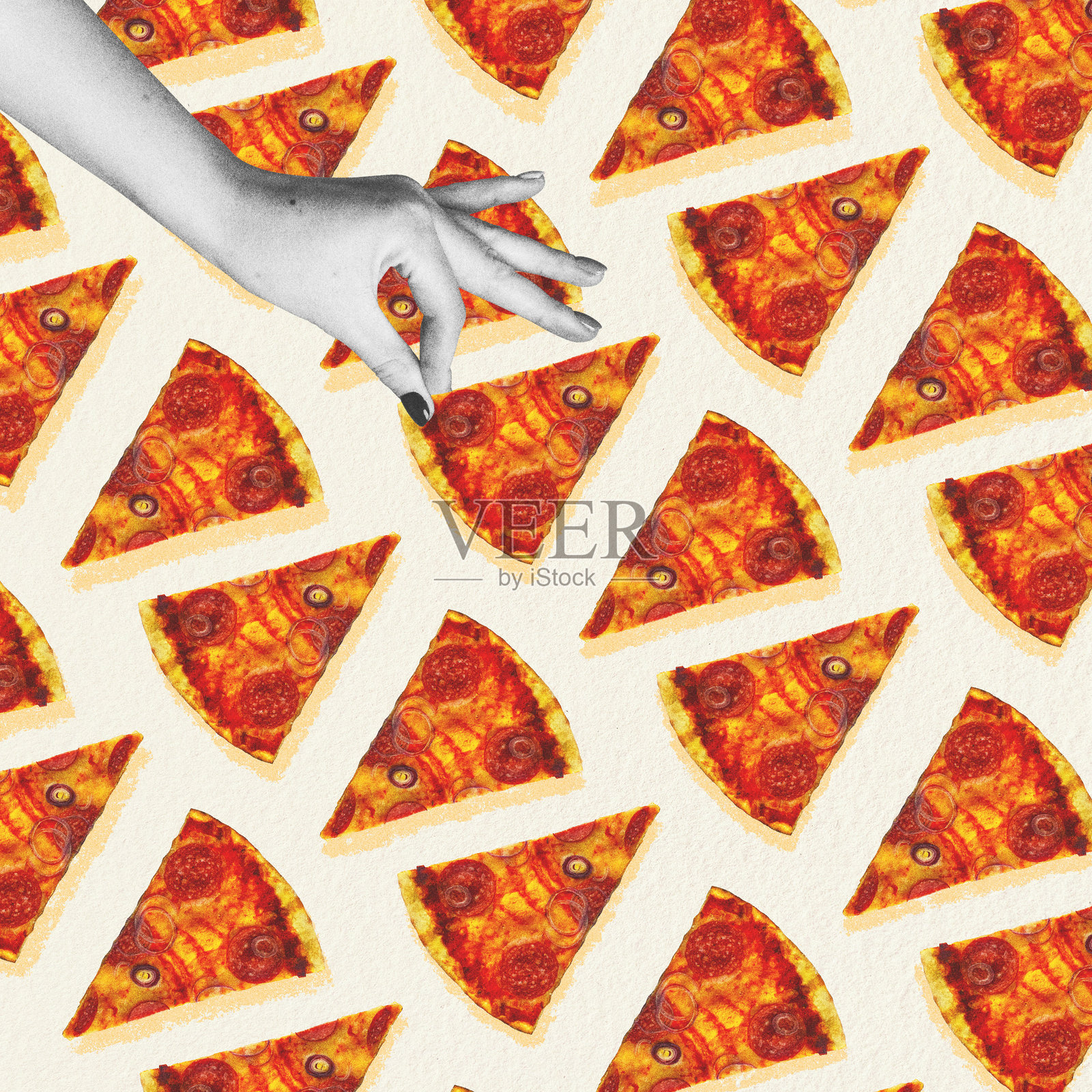 女人的手正在拿一片披萨照片摄影图片