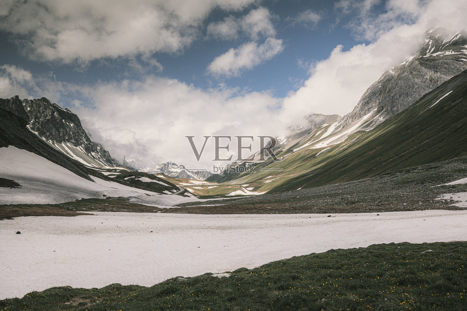 恩加丁的瑞士阿尔卑斯山在阴天中照片摄影图片