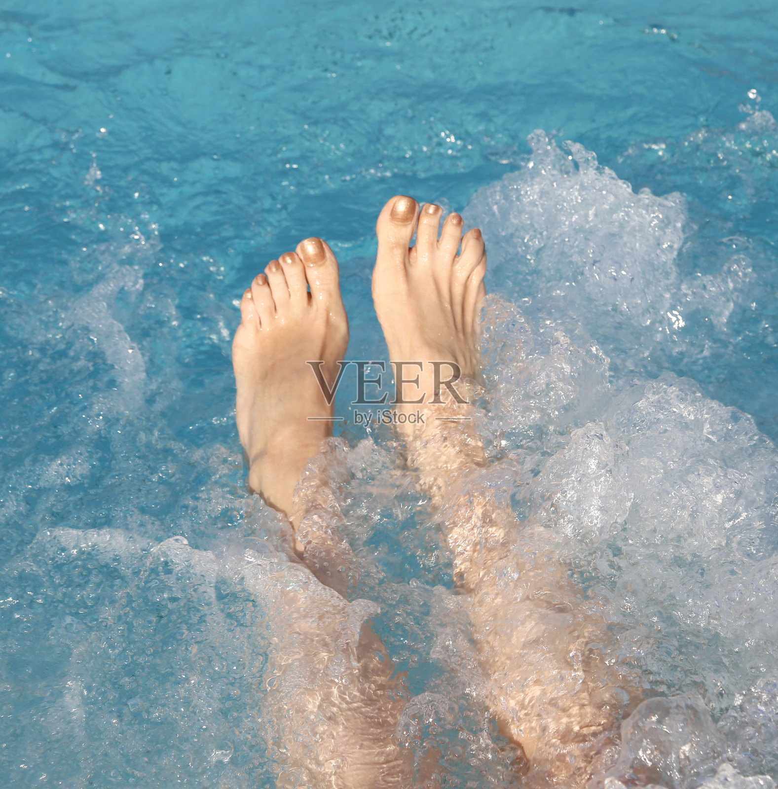 水疗池中进行水疗按摩时的女性脚部照片摄影图片