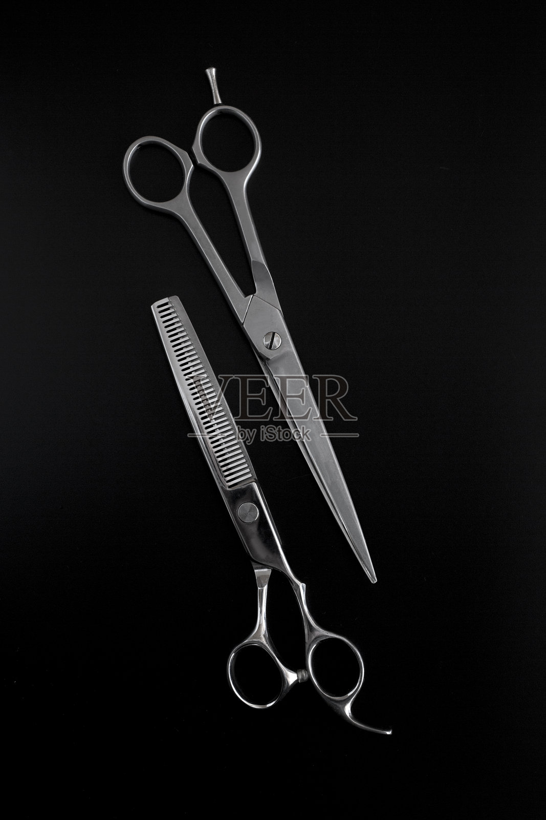 黑色背景下两把美容剪刀的特写图像。美容和理发概念。照片摄影图片