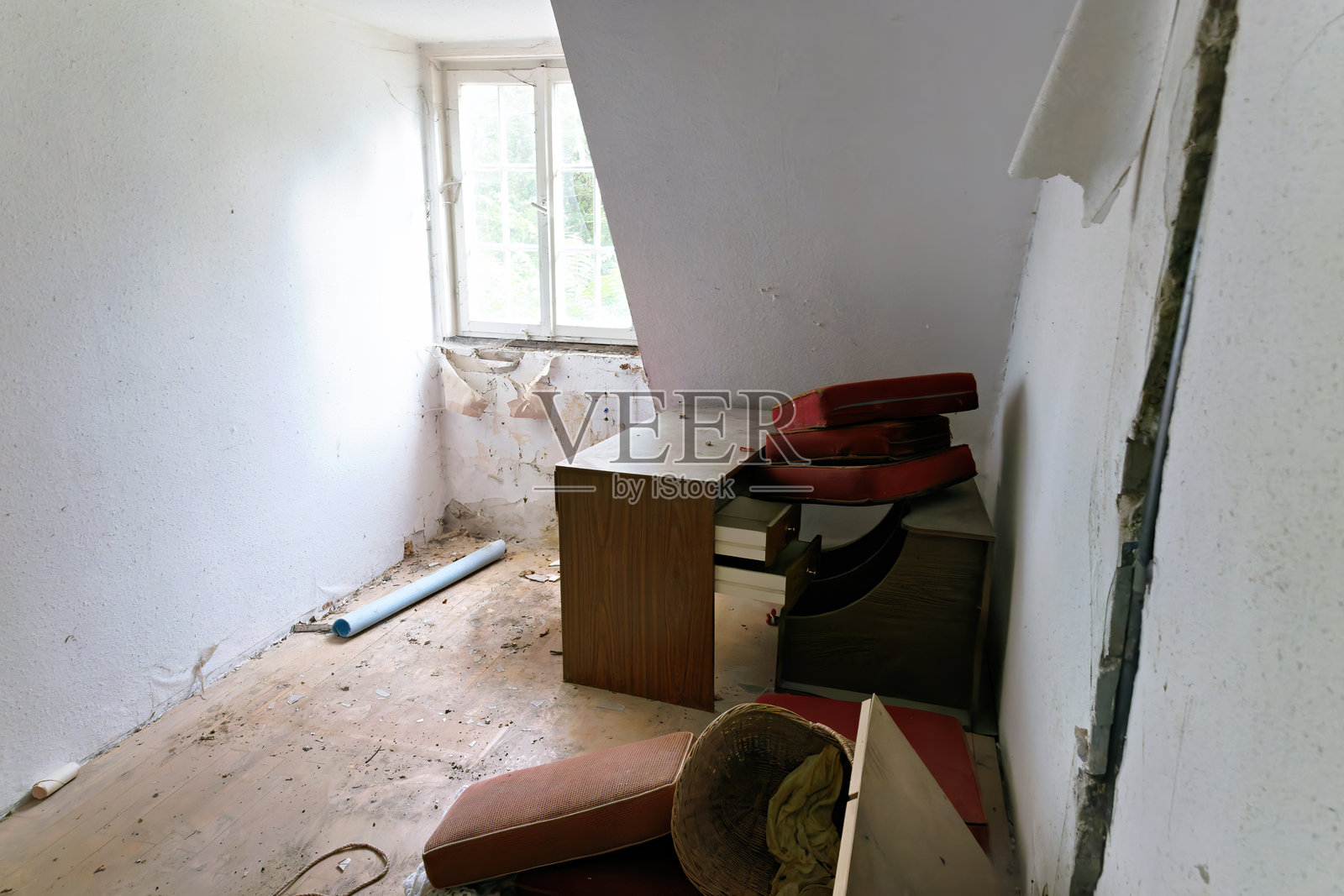 失落之地，旧的、部分毁坏的客厅，里面有家具和窗户照片摄影图片