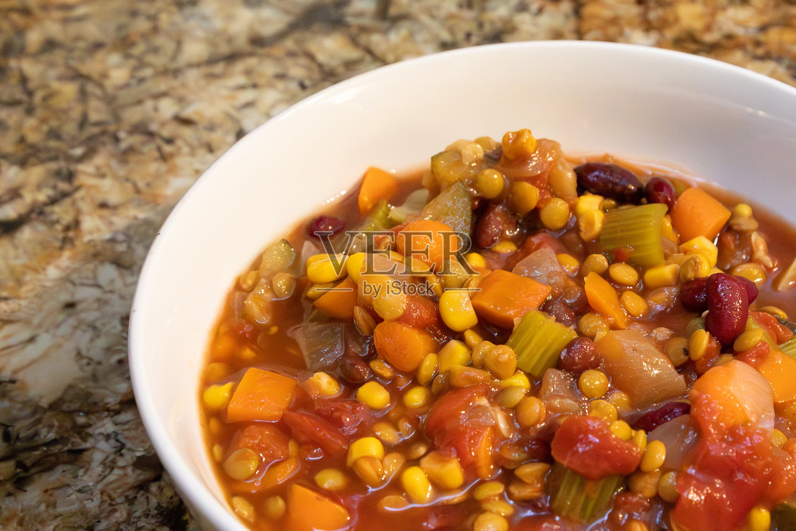 自制蔬菜汤特写，盛在白色碗中。照片摄影图片
