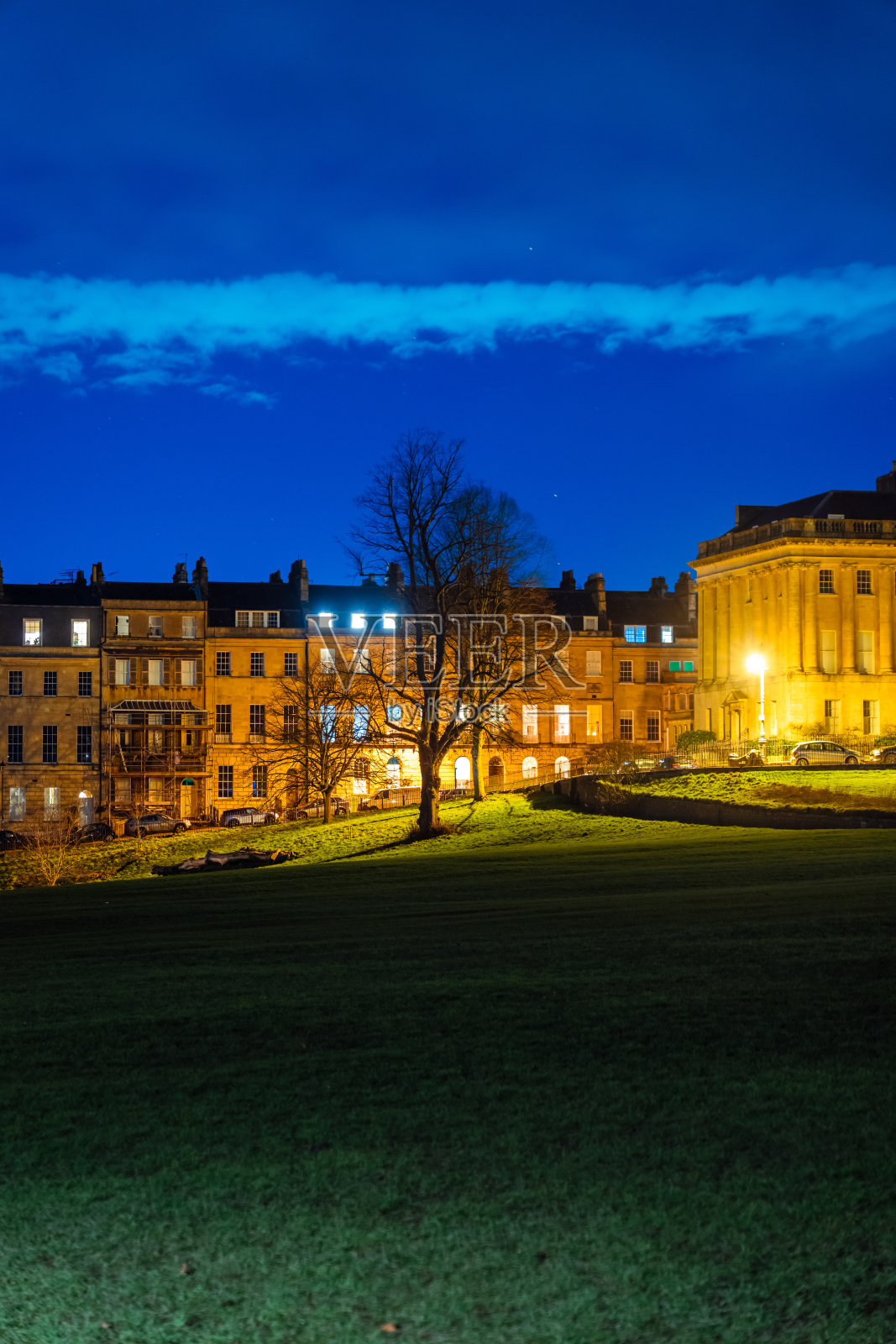 英格兰巴斯的草坪和历史建筑的夜景照片摄影图片