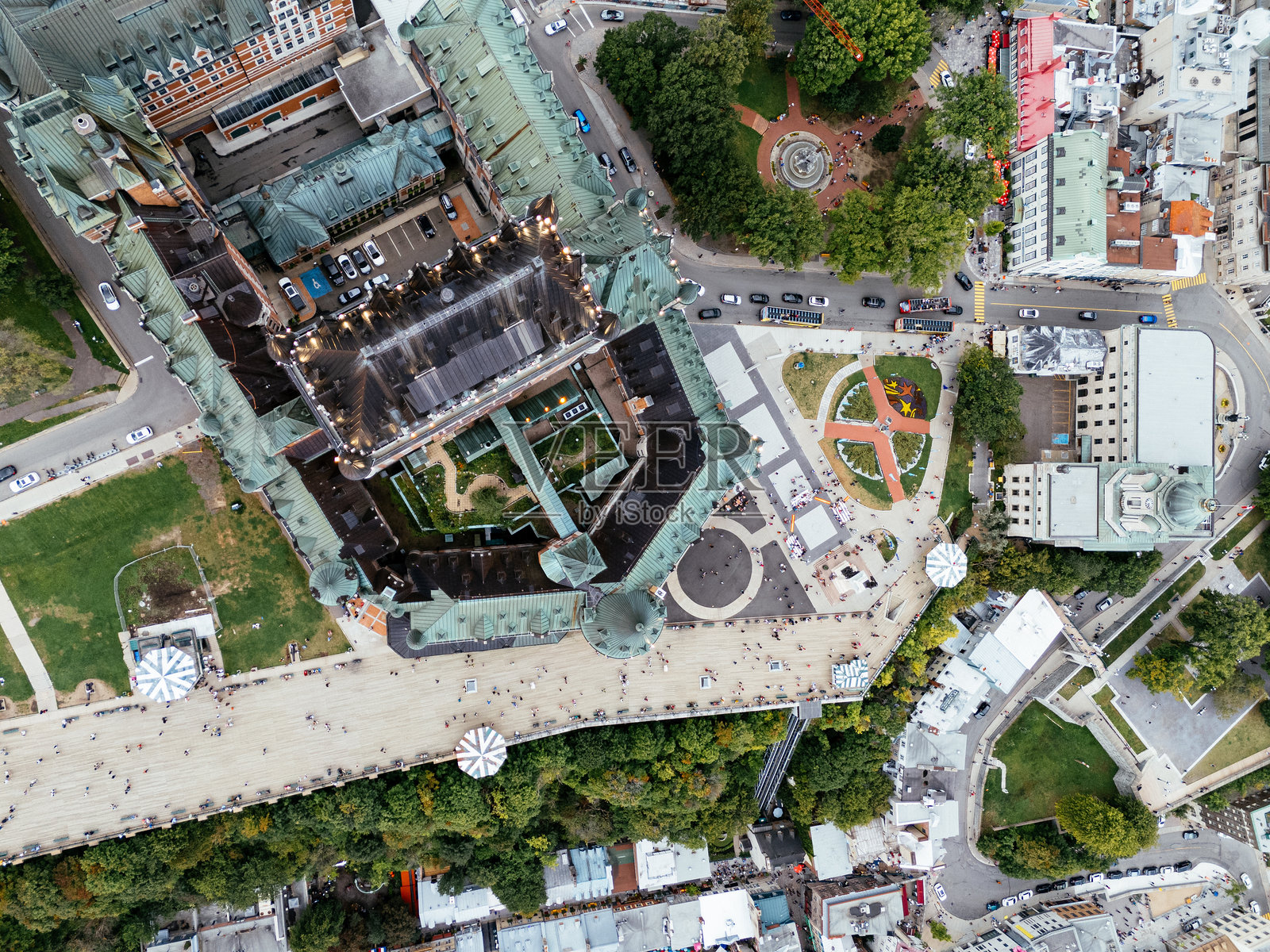 魁北克市老城区的弗龙特纳克城堡鸟瞰图，魁北克，加拿大，北美洲照片摄影图片