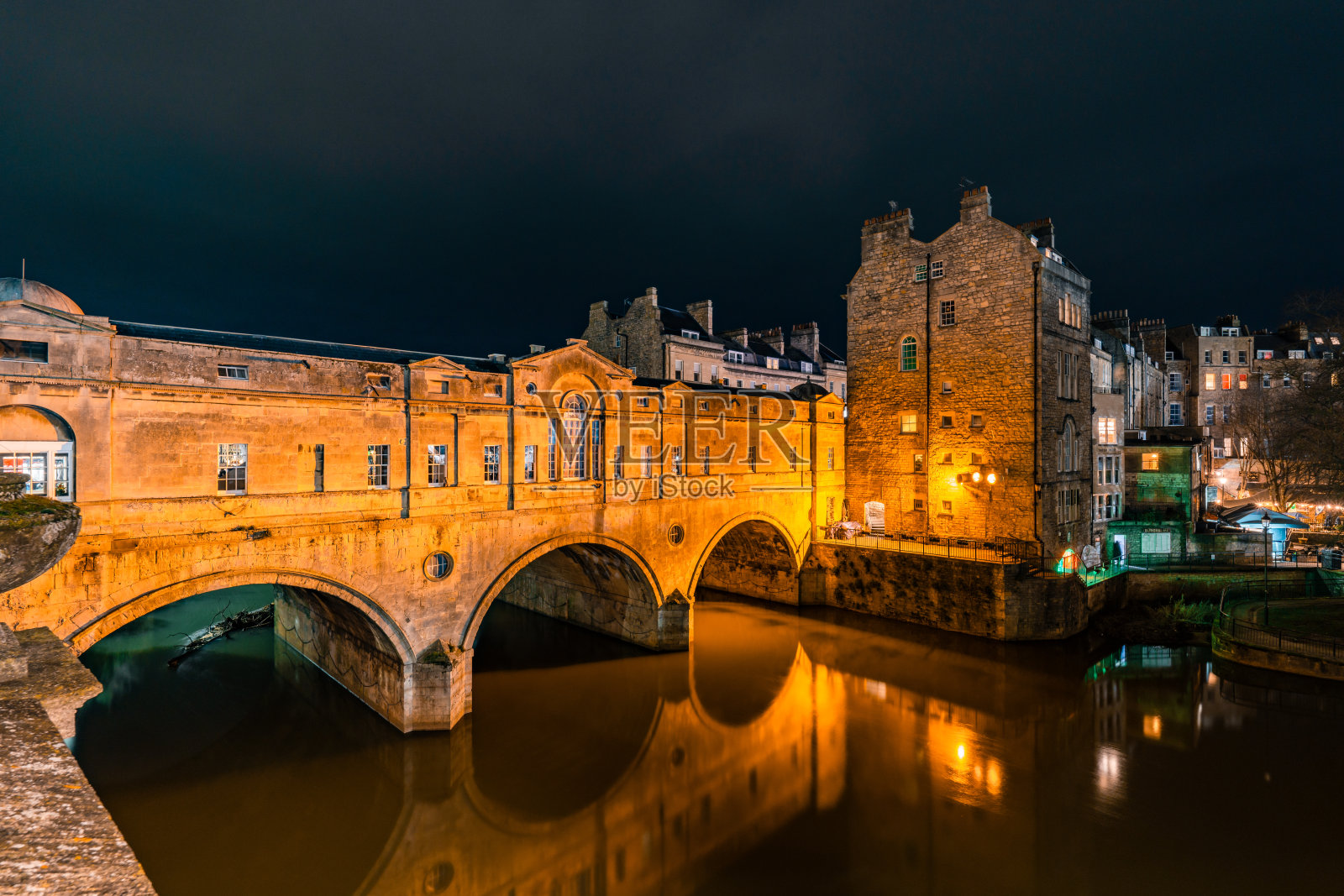 巴斯，英格兰的普尔特尼桥在夜晚映照在艾文河上照片摄影图片