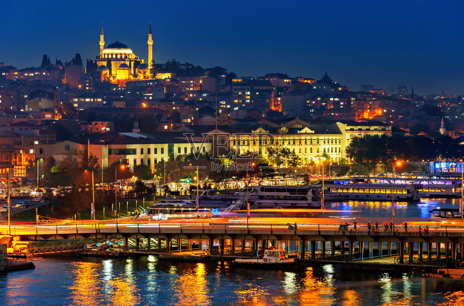 阿塔图尔克桥和金角湾上的船只，土耳其伊斯坦布尔的城市风景，夜晚的城市建筑，受欢迎的旅游目的地。照片摄影图片