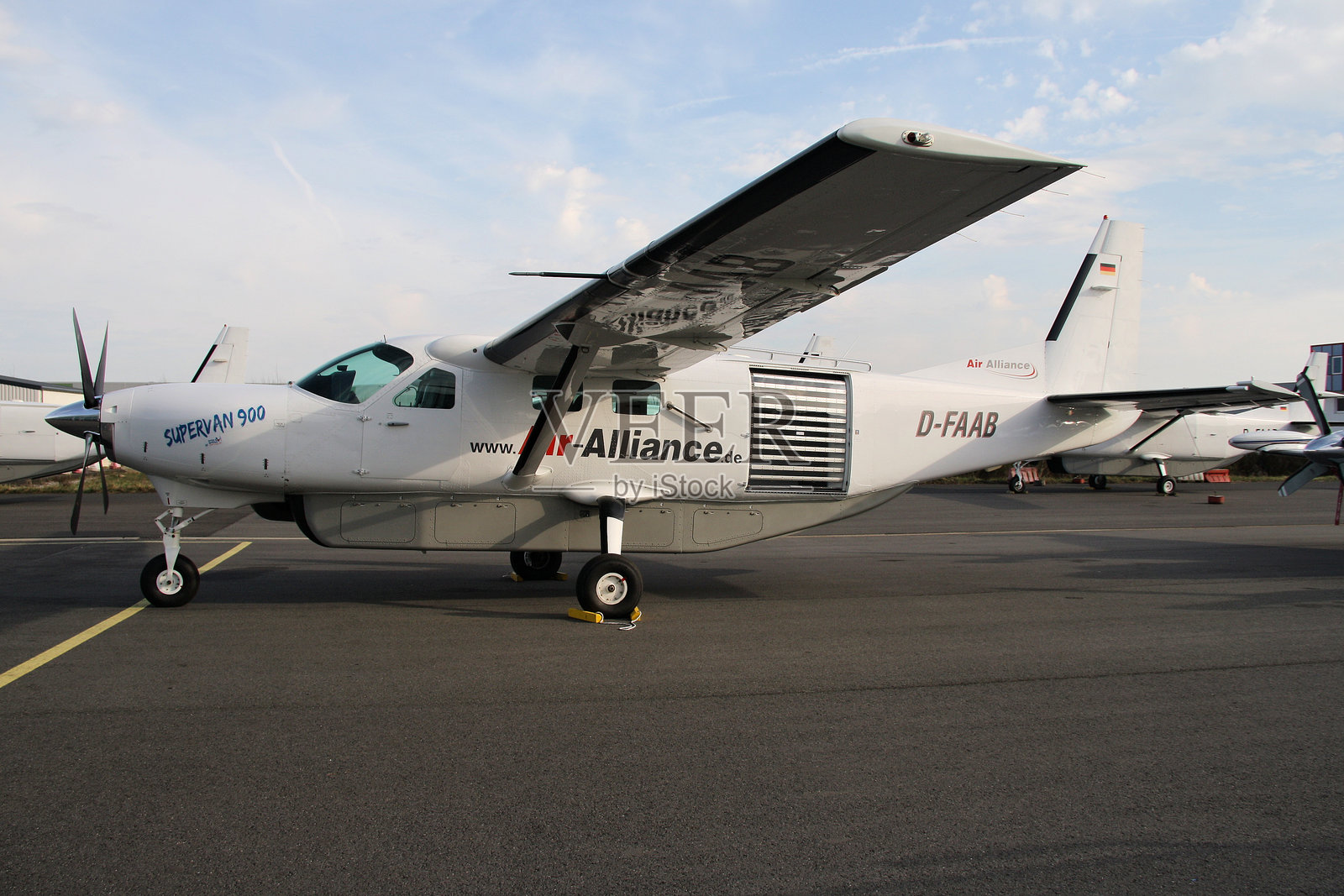 空中联盟塞斯纳208B超级货运大师，注册号D-FAAB，停靠在西格兰机场照片摄影图片