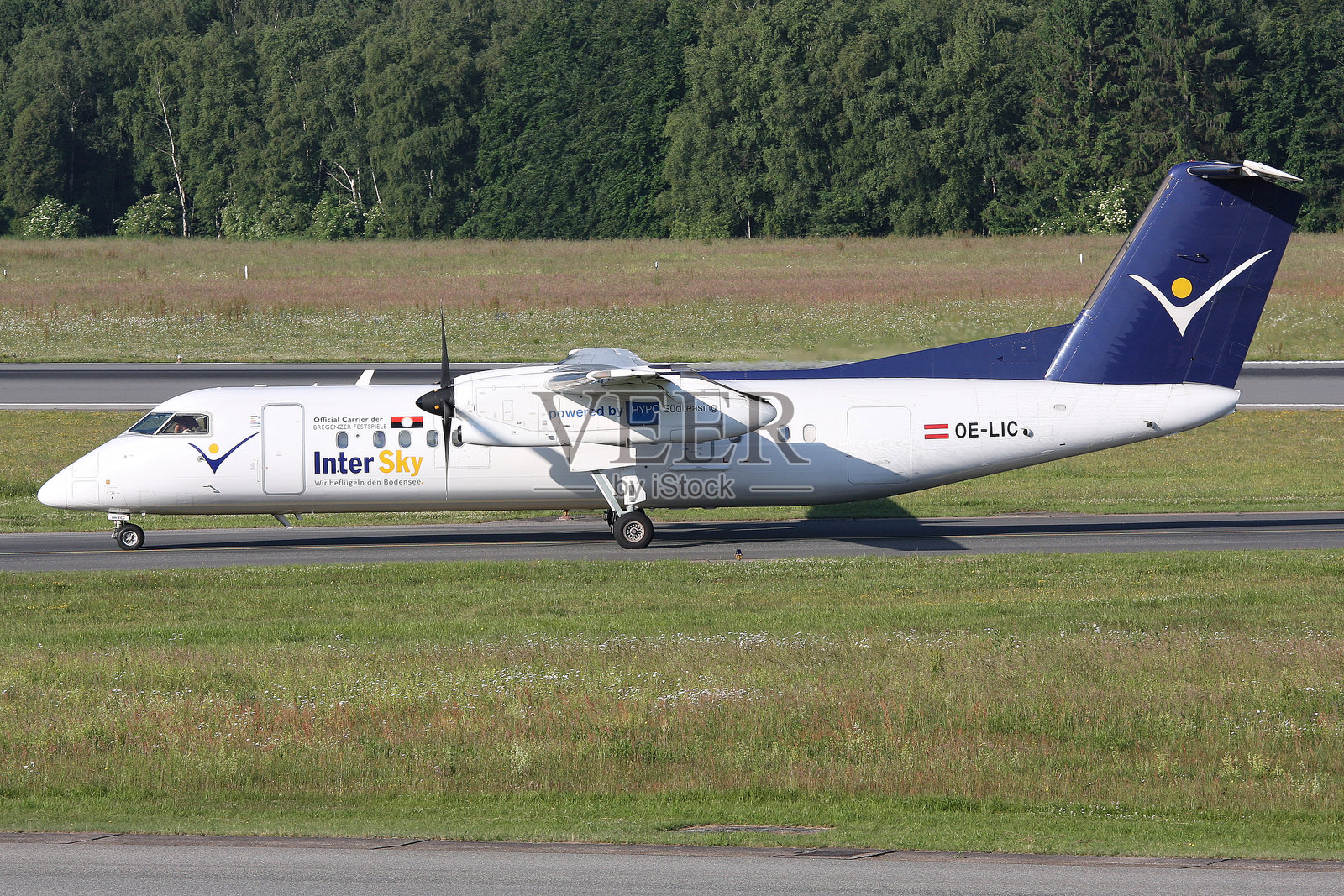 奥地利Intersky的庞巴迪DHC-8-300 Dash 8，注册号OE-LIC，停靠在汉堡机场的滑行道上照片摄影图片