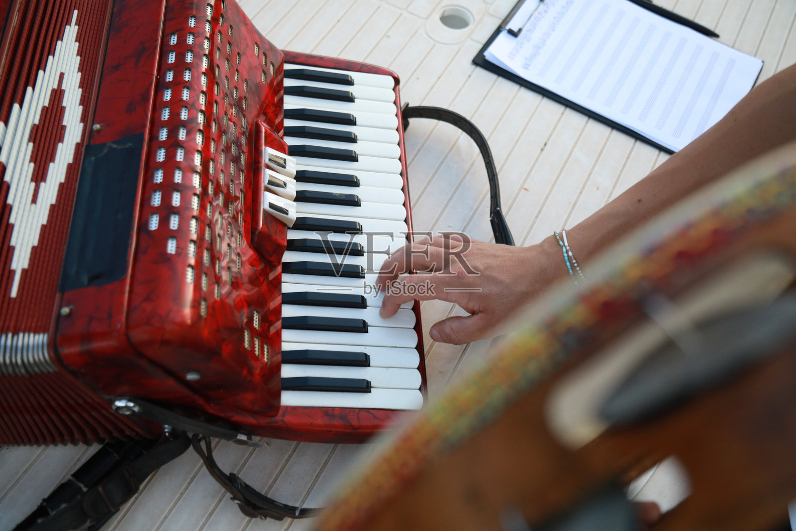 音乐家的手指在手风琴键上舞动照片摄影图片
