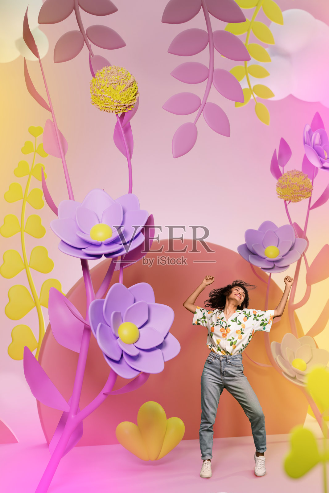 年轻快乐的美国女孩在春季装饰的花朵中跳舞微笑，垂直照片拼贴，背景为涂鸦风格。照片摄影图片