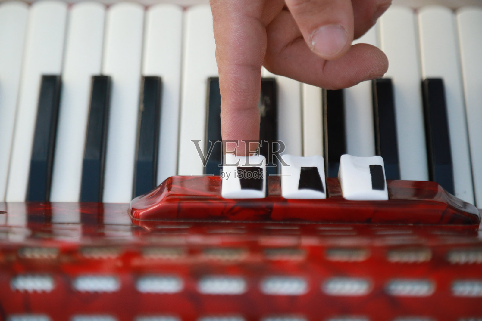 音乐家的手指在手风琴键上舞动照片摄影图片