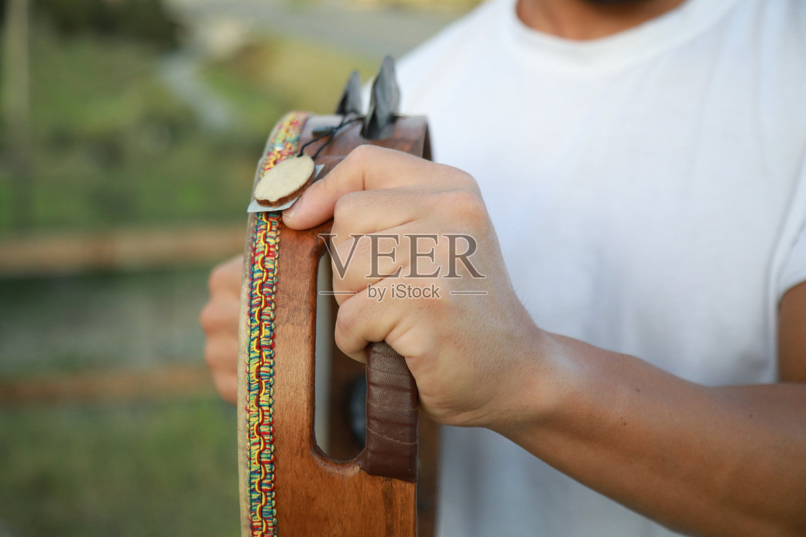 在乡村草地上跳动的打击乐声照片摄影图片