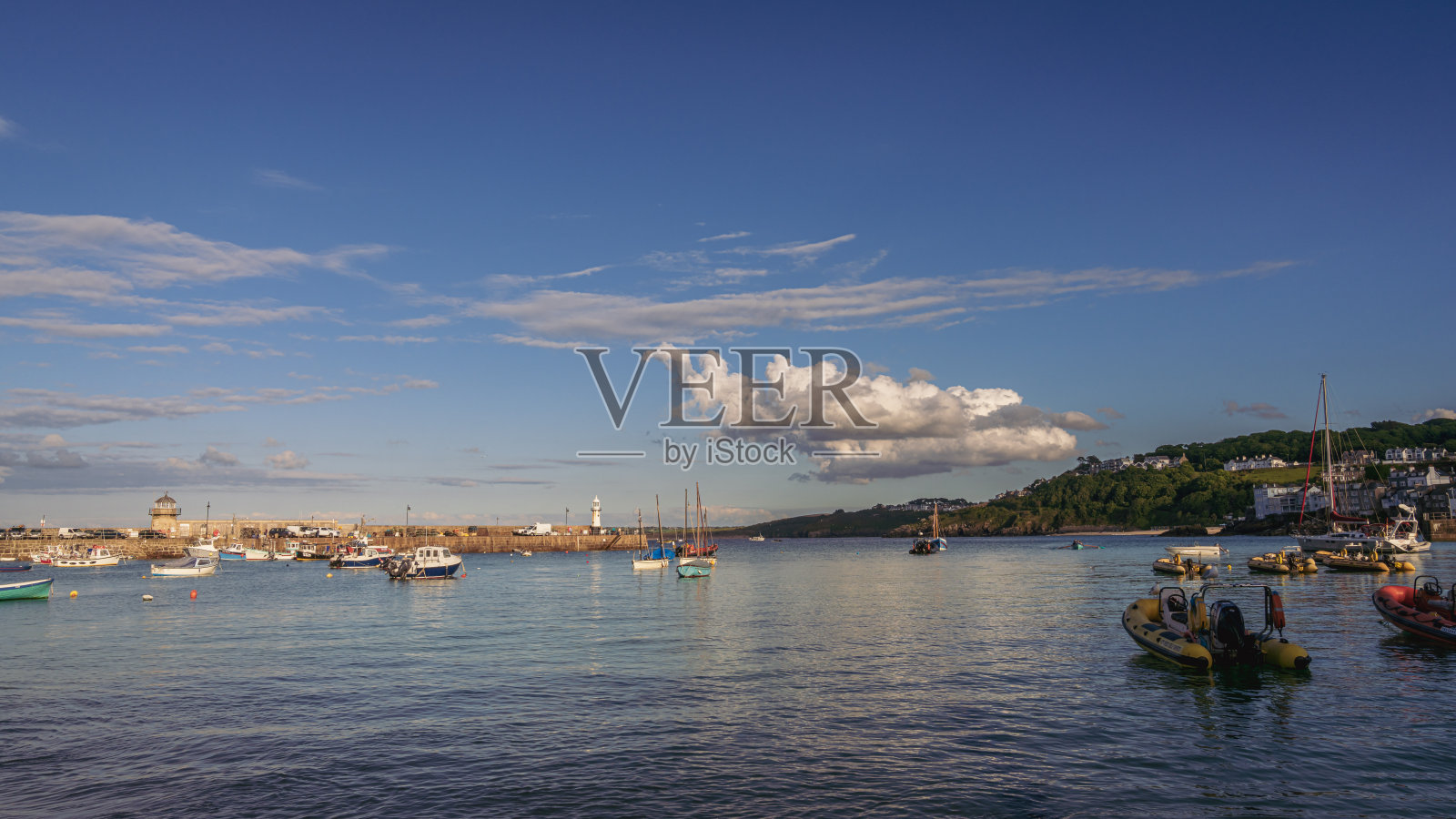 康沃尔郡圣艾夫斯港口的船只景观，英格兰，英国照片摄影图片