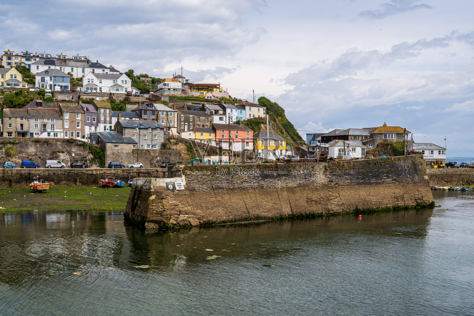 在英国康沃尔的梅瓦吉西港，低潮时的船只停靠在港口。照片摄影图片