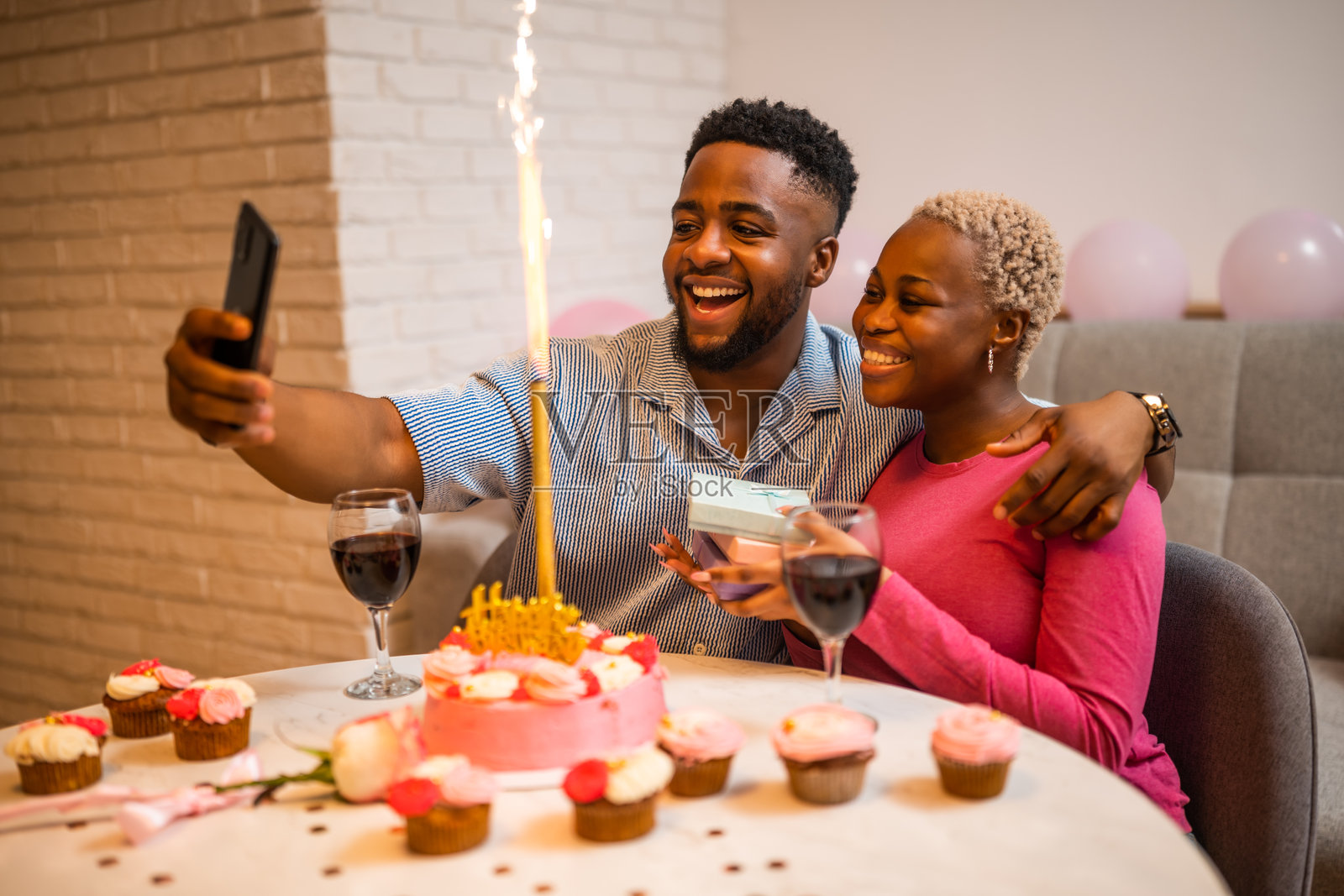 年轻的黑人情侣庆祝生日照片摄影图片