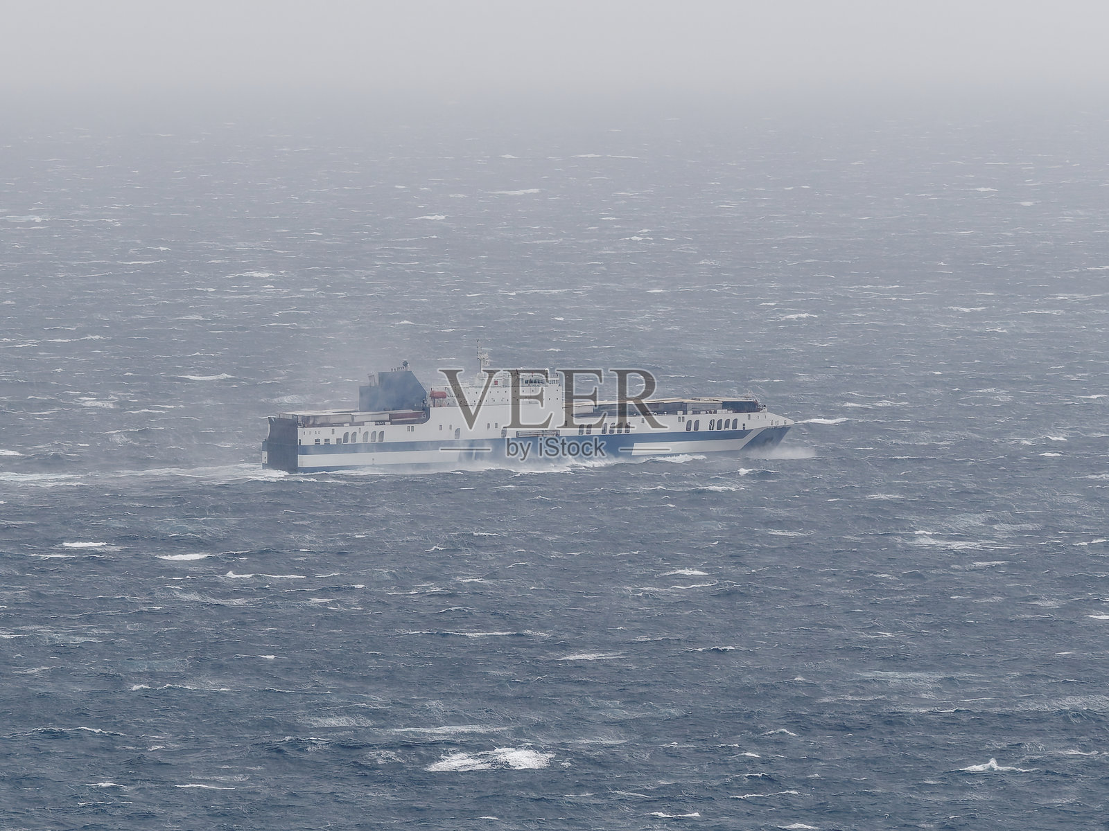 地中海海域强风暴中的船只照片摄影图片