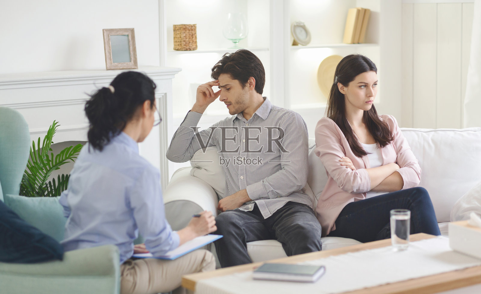 舒适的客厅里，伴侣治疗会议与专业顾问在场照片摄影图片