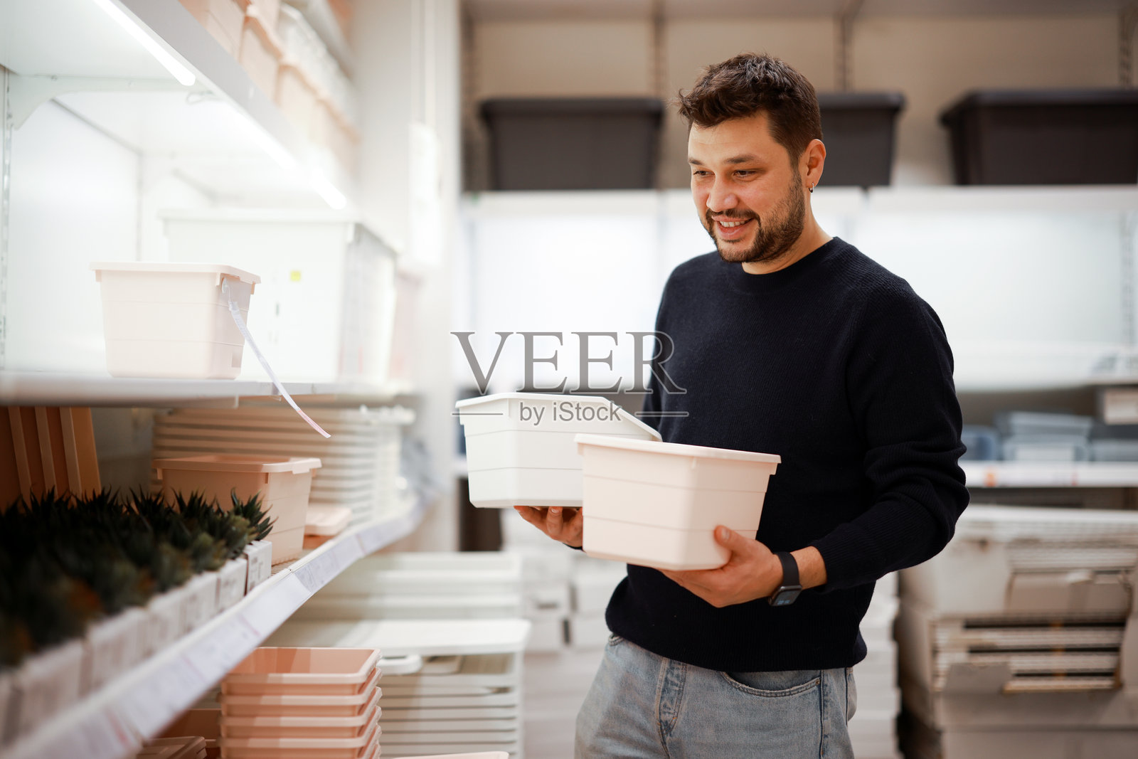 设计师在室内设计商店挑选材料样本照片摄影图片