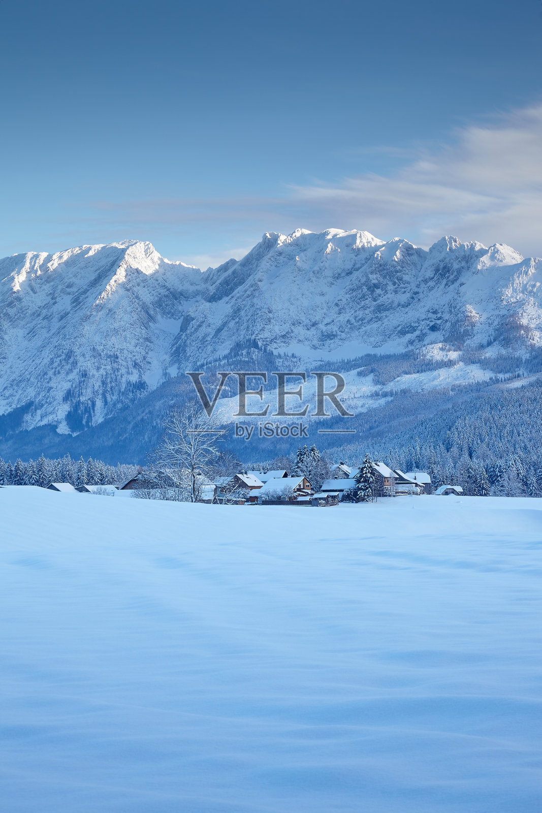 萨尔茨卡默古特的巴德米特尔多夫附近的雪山格里明照片摄影图片
