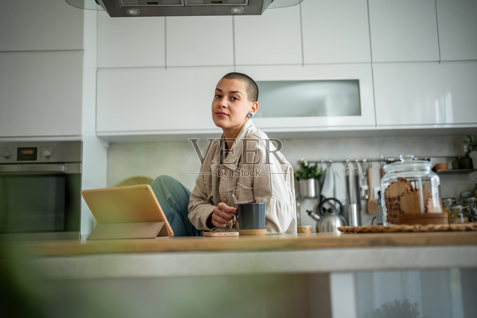 咖啡和一台平板电脑，享受宁静的早晨照片摄影图片