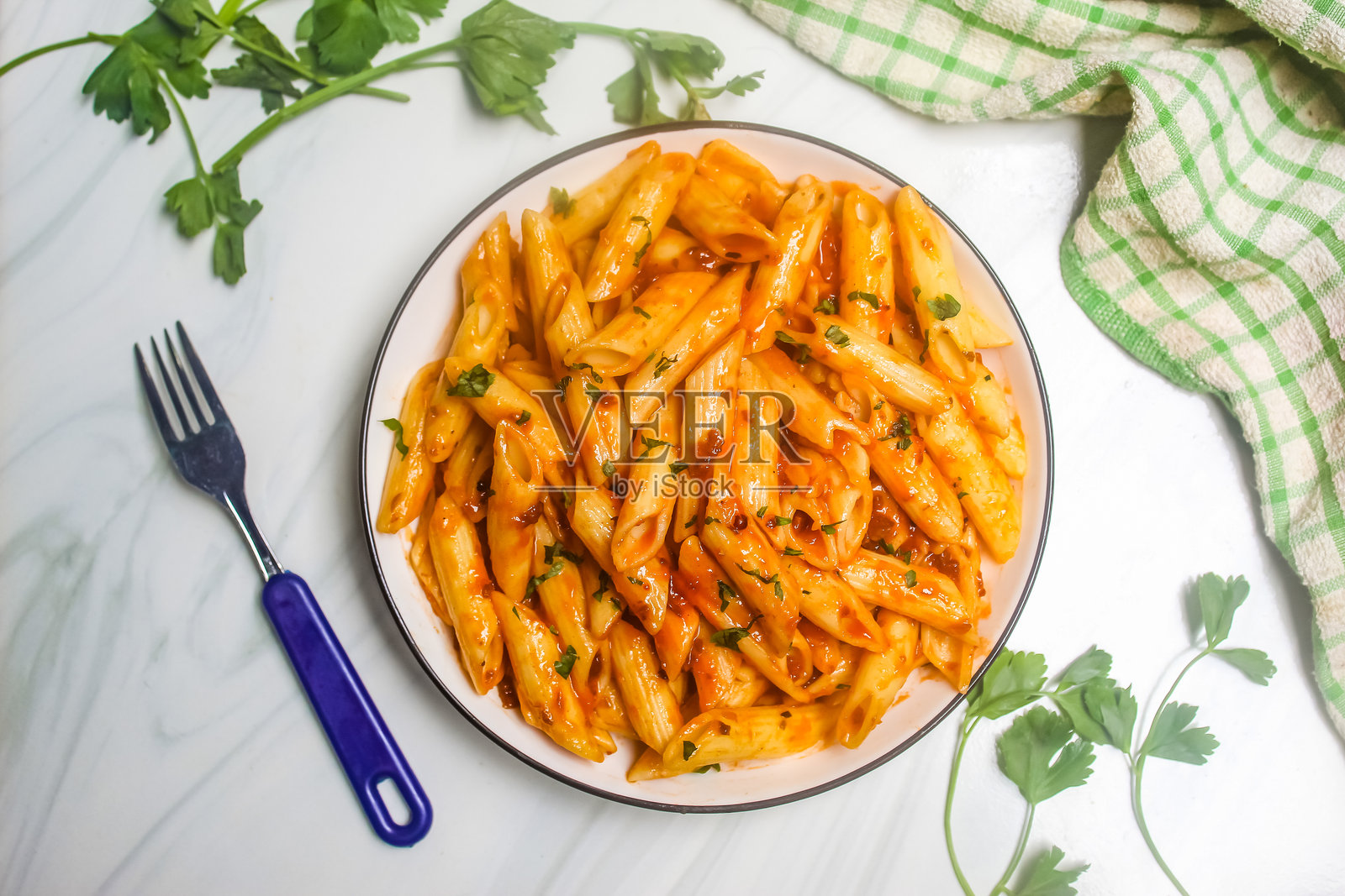 一盘意大利笔管面配博洛尼亚酱照片摄影图片