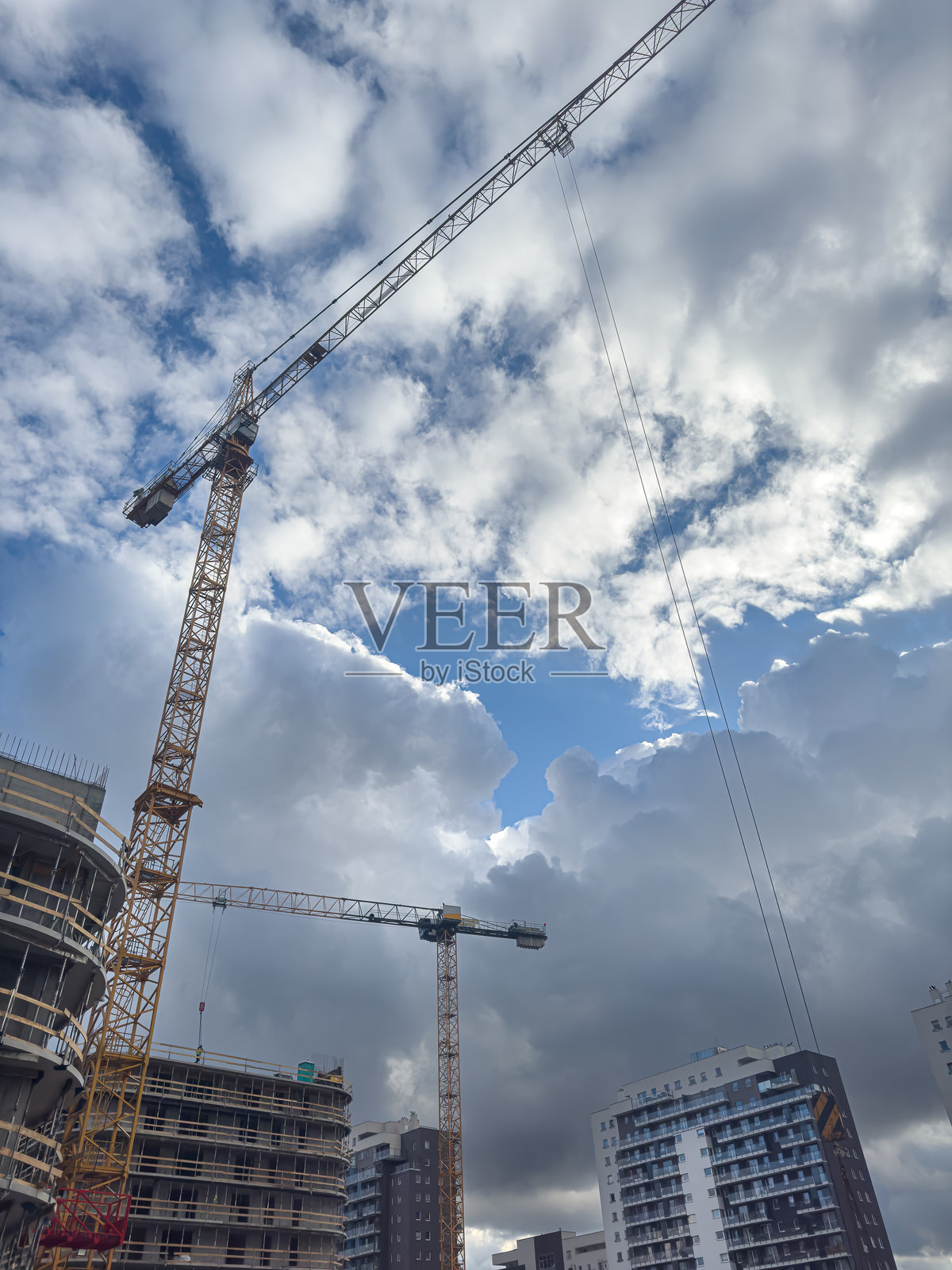 建筑工地上的塔吊与新房子照片摄影图片