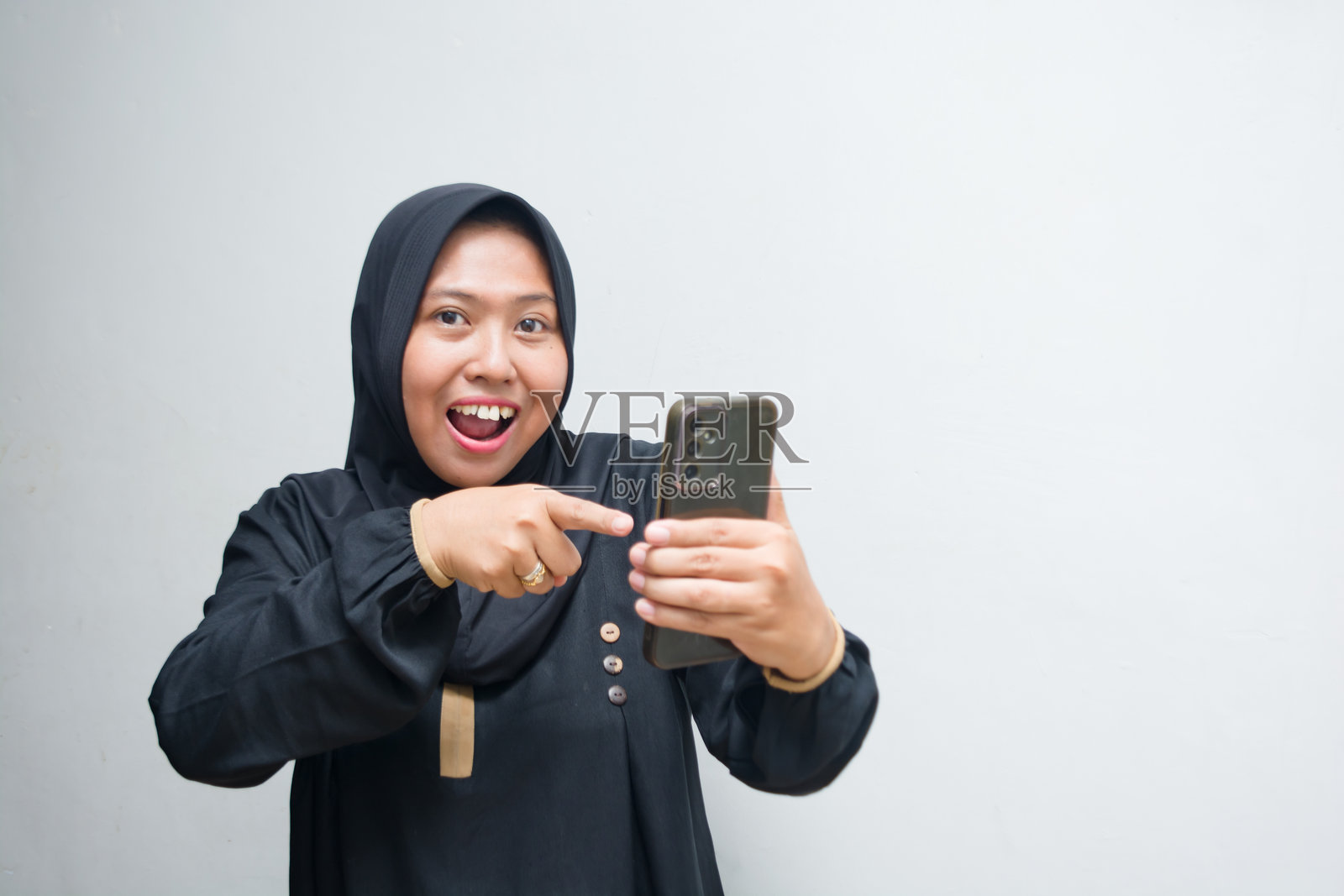 女人对手机屏幕上的某个内容感到惊讶照片摄影图片