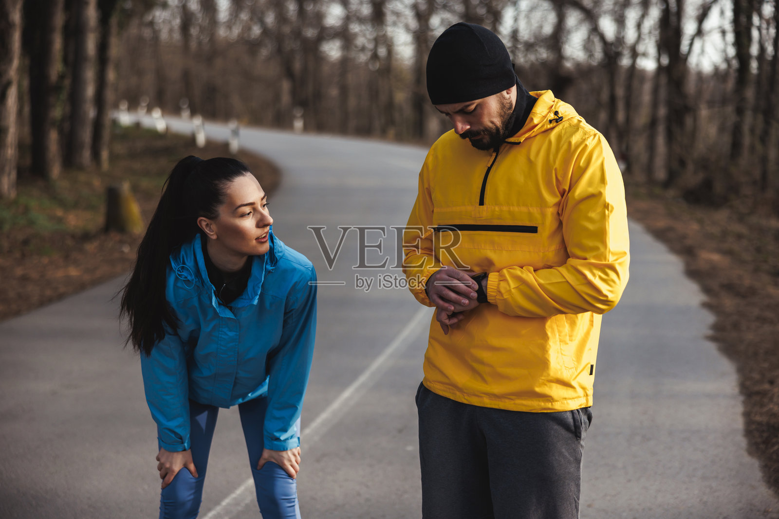 情侣在户外跑步时休息片刻照片摄影图片