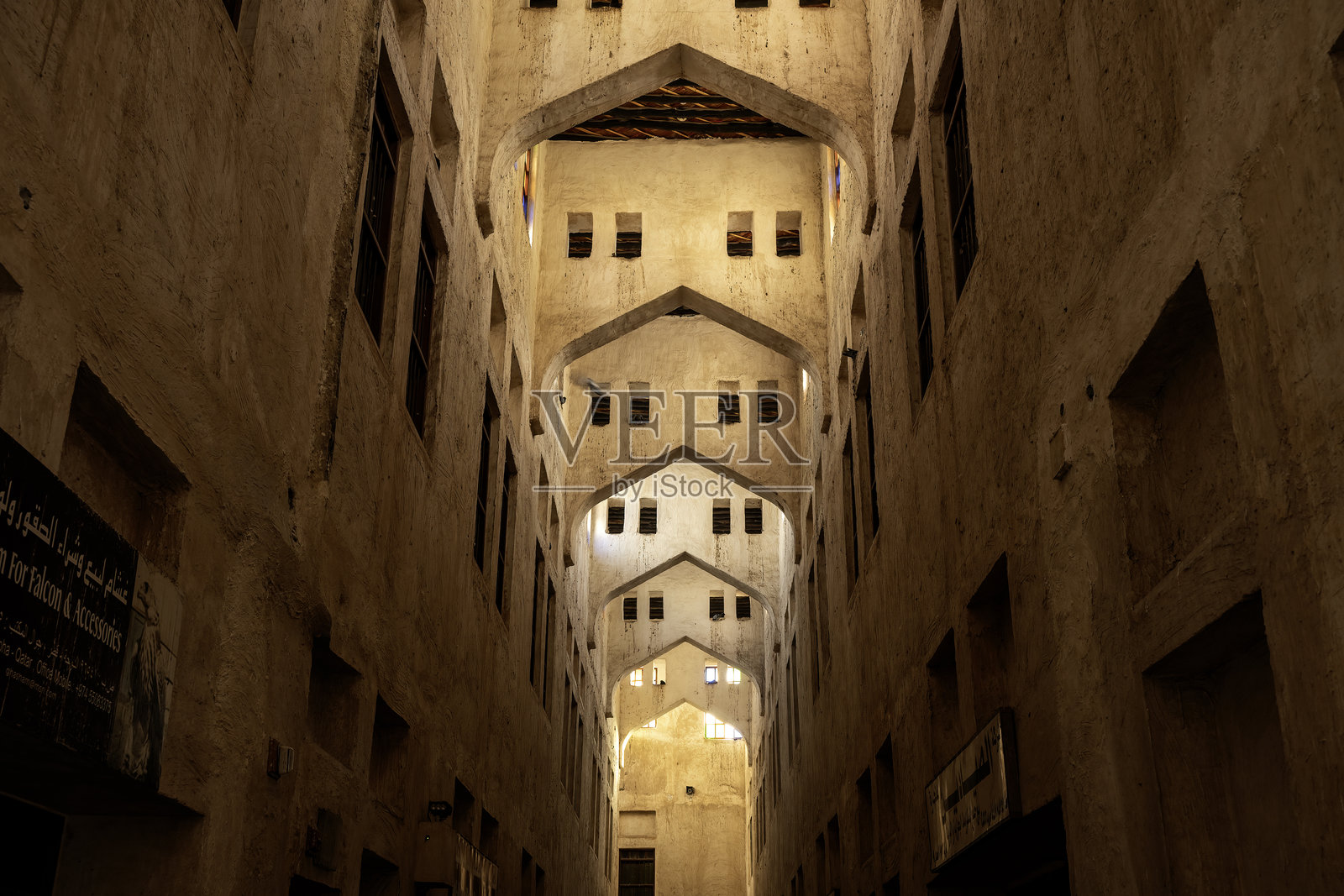 卡塔尔多哈的历史建筑，内有猎鹰市场。照片摄影图片