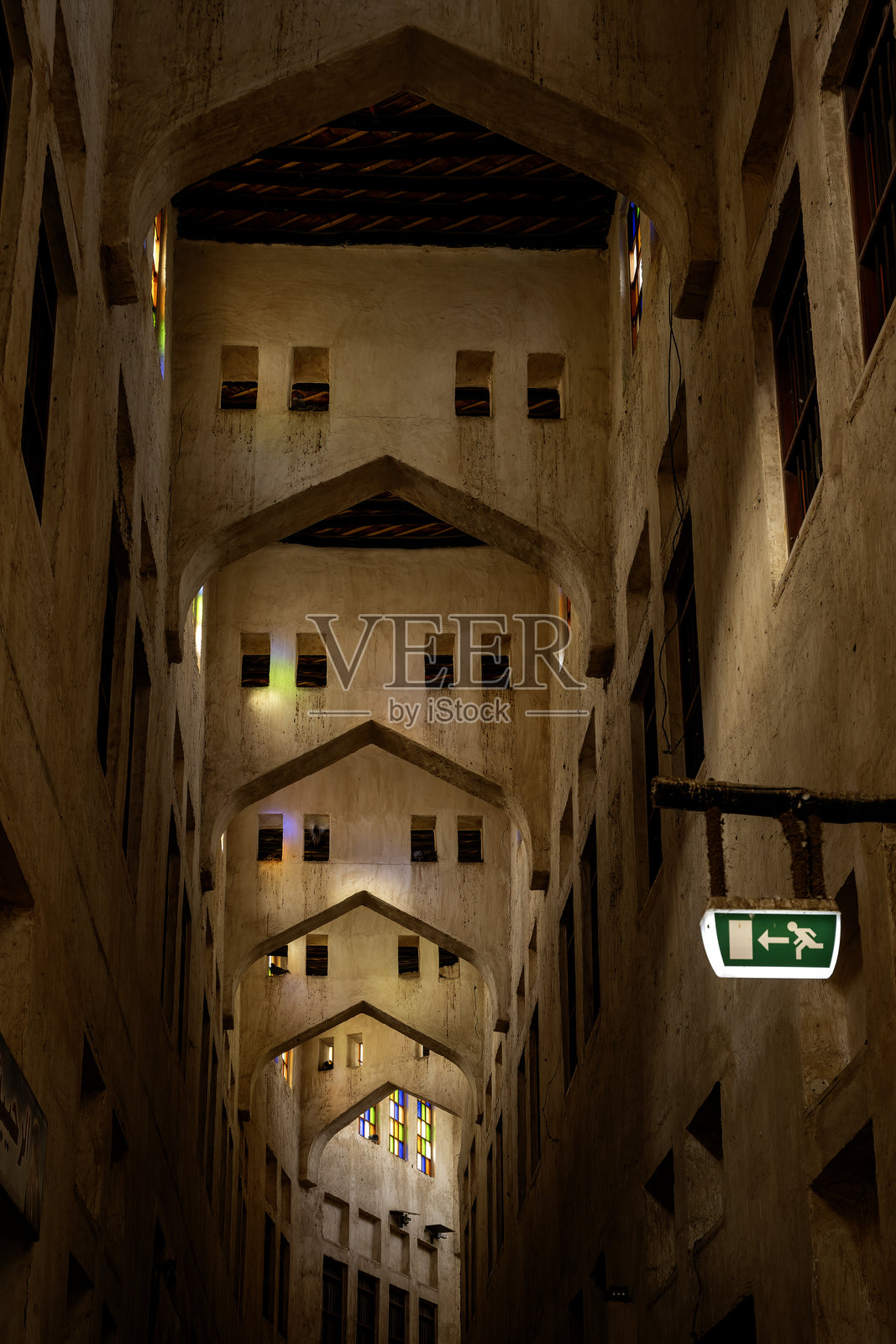 卡塔尔多哈的历史建筑，内有猎鹰市场。照片摄影图片