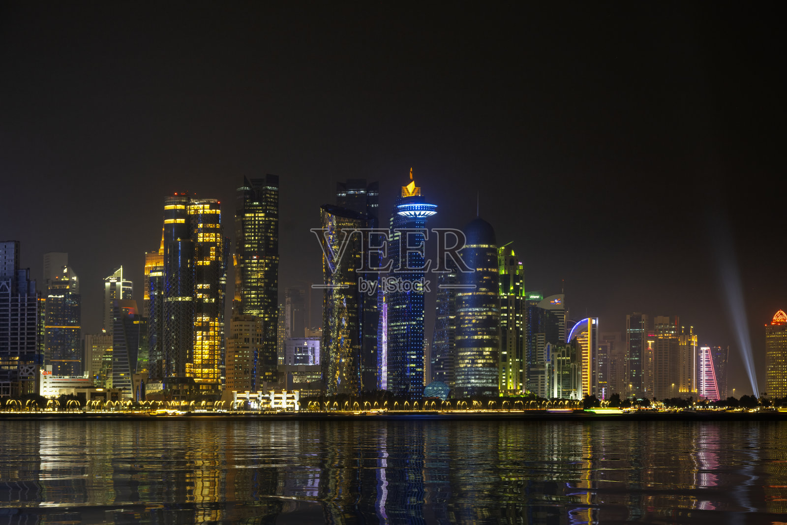 多哈天际线夜景全景照片摄影图片