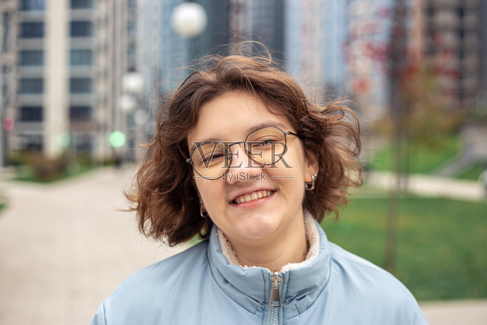 大城市中年轻女性的肖像。城市中的女性。照片摄影图片