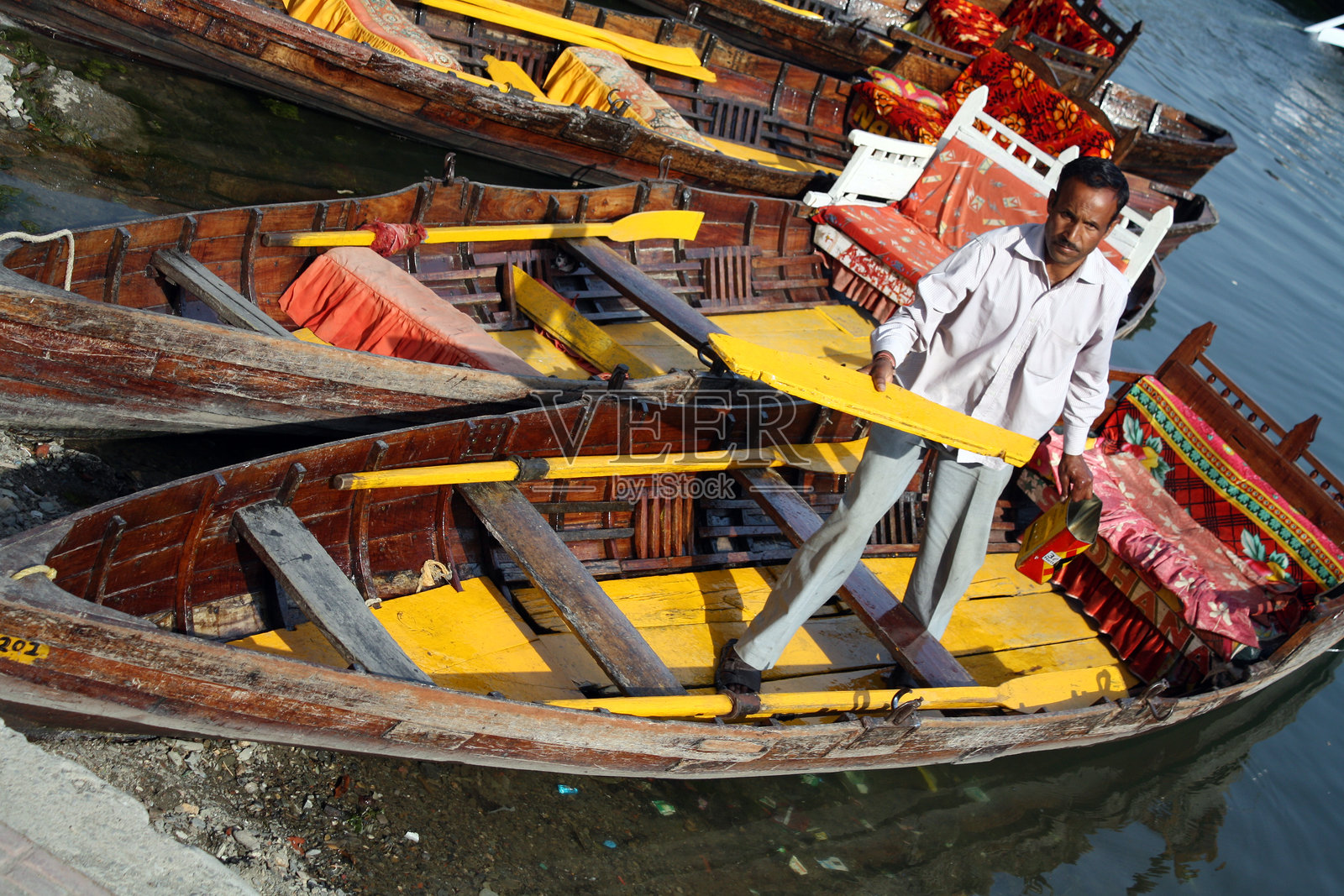 纳尼塔尔的船夫照片摄影图片