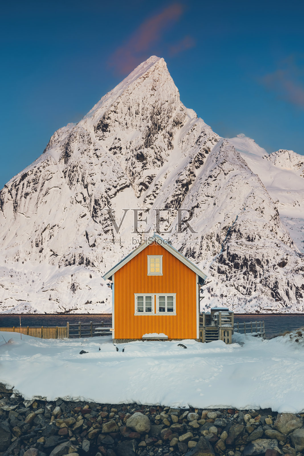 挪威洛福滕群岛海岸上的黄色沙滩小屋照片摄影图片