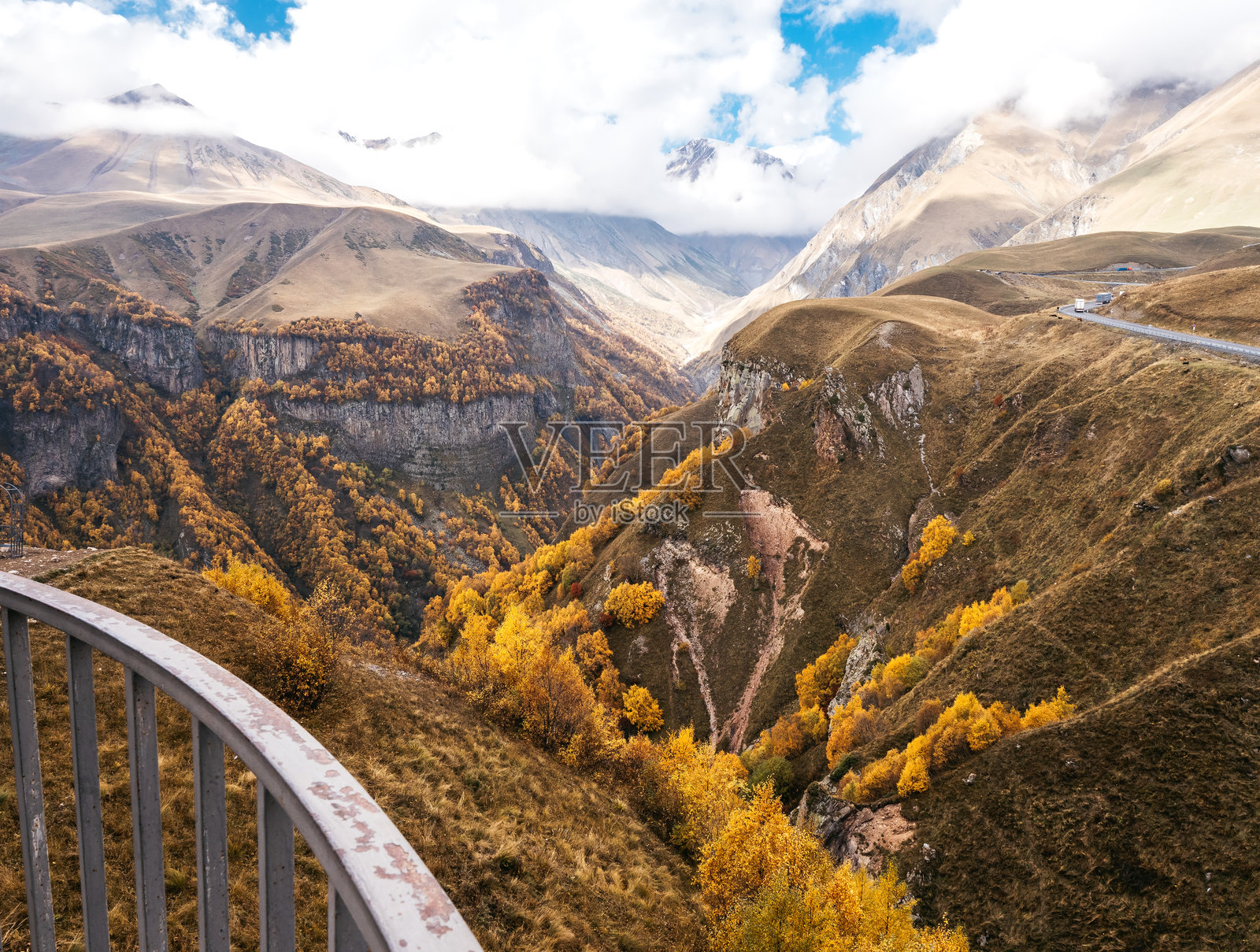 秋季壮丽的风景，背景是复杂的岩石山丘和山脉，乔治亚旅行。从俄罗斯-乔治亚友谊纪念碑的视角欣赏美丽的自然风光。照片摄影图片