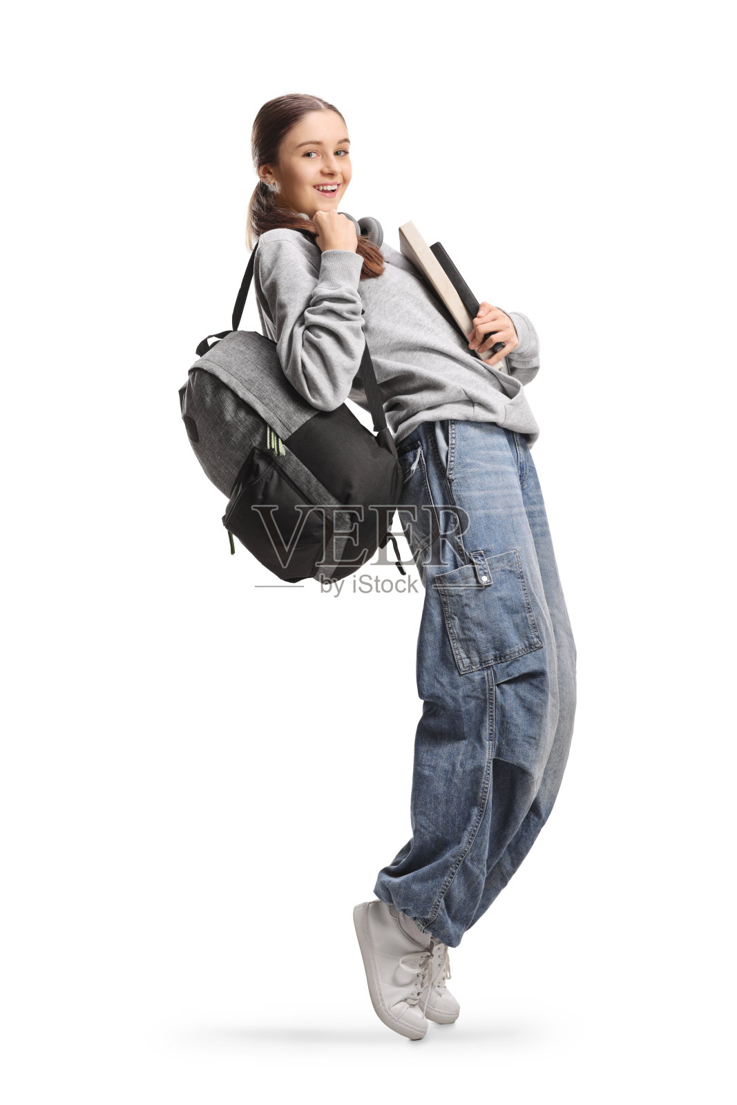 背着书包和书本的女学生在跳舞照片摄影图片