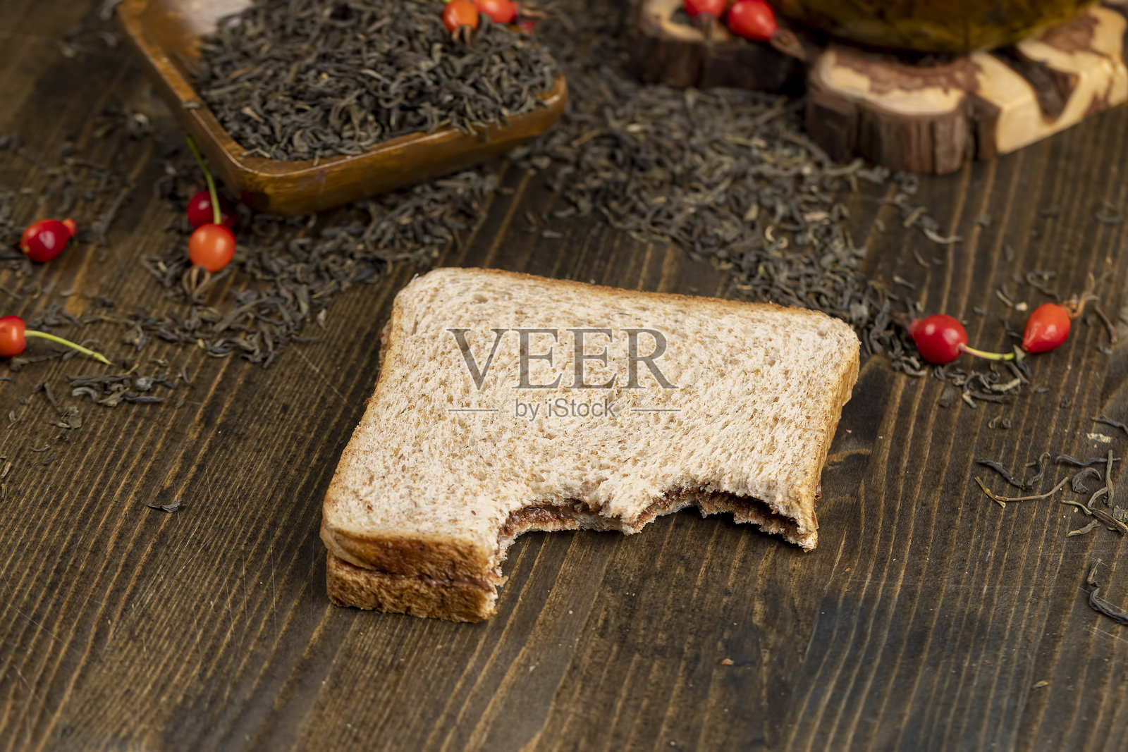 美味的巧克力三明治放在黑色桌子上照片摄影图片